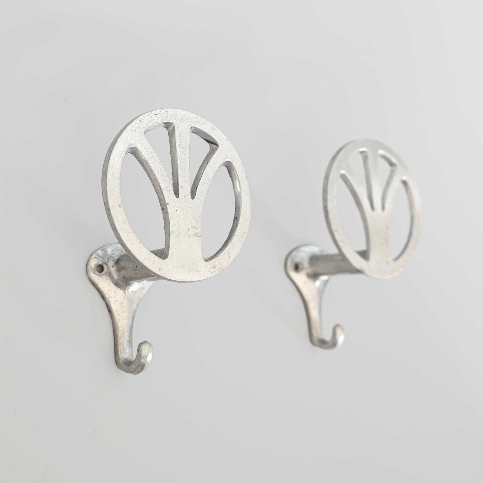 Set van 2 art deco kapstokhaakjes, Italië, jaren 1930.