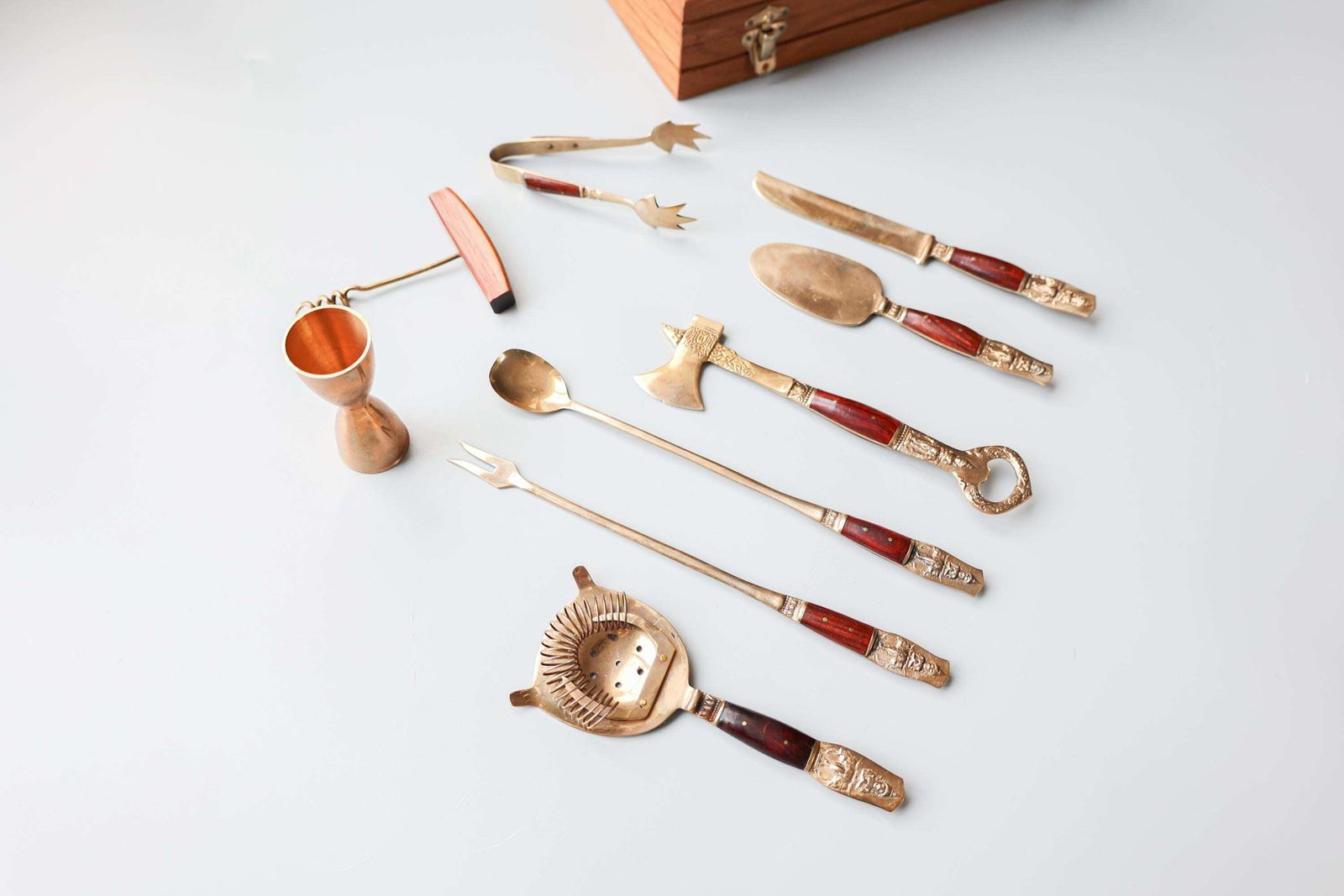 Vintage bronzen cocktailset met boeddhistische gravures – 9-delig