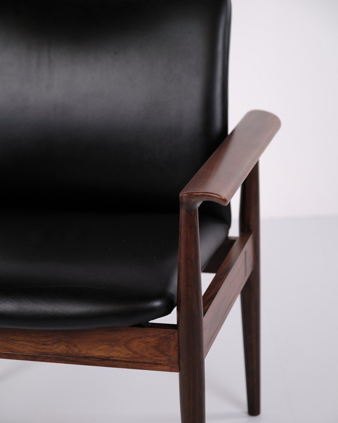 Diplomat 209 Armchair In Rosewood And Black Leather By Finn Juhl For France & Son photo vinterior