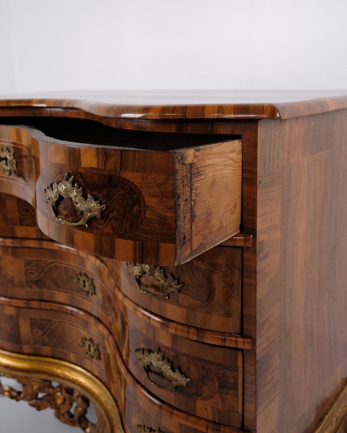 Antique Baroque Chest Of Drawers With 4 Drawers In Polished Walnut With Marquetry And Brass Handles From The 1760s photo vintage