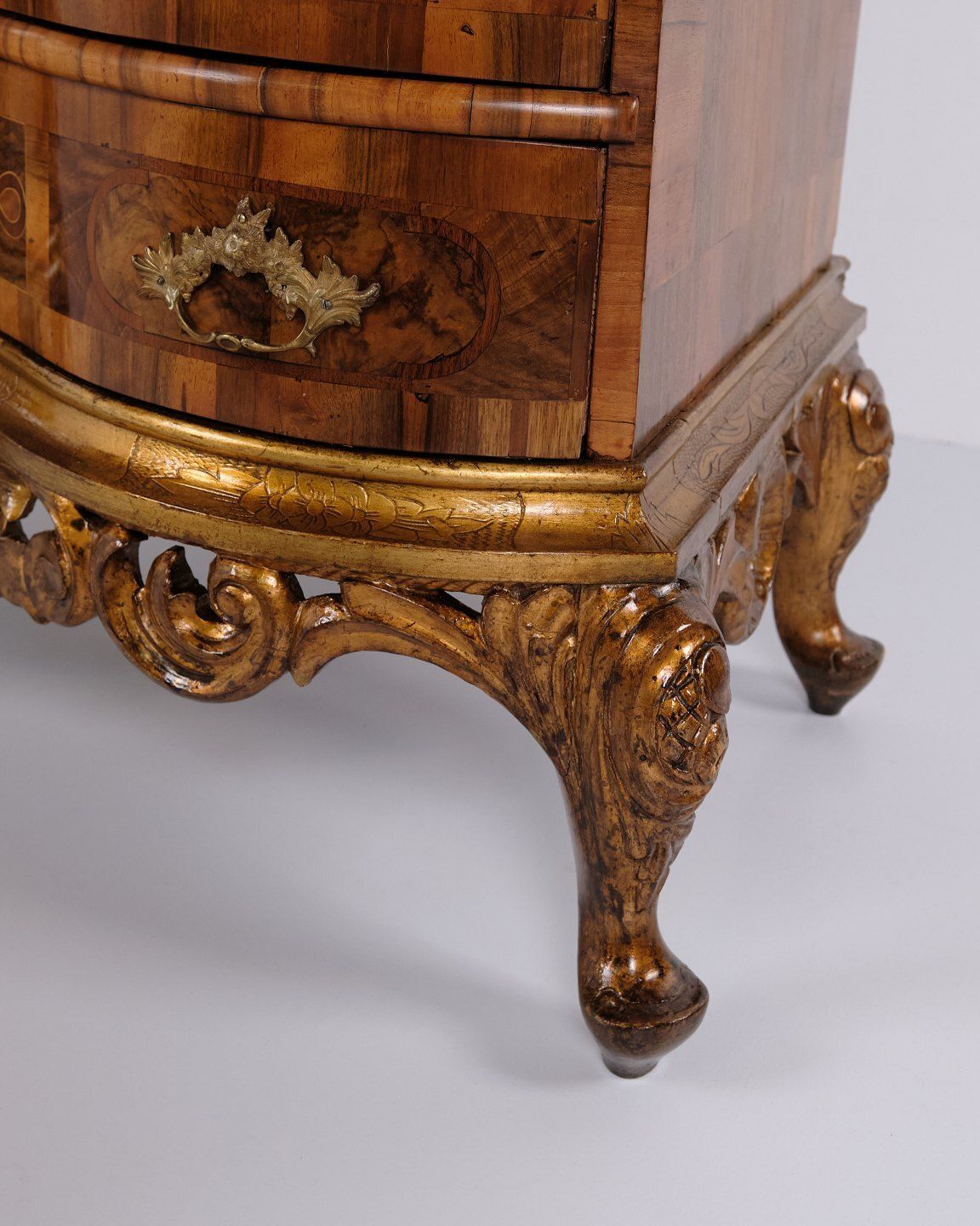 photo furniture Antique Baroque Chest Of Drawers With 4 Drawers In Polished Walnut With Marquetry And Brass Handles From The 1760s