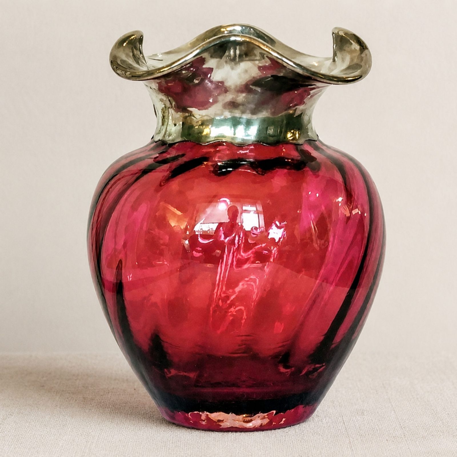 Dartington Cranberry Glass Vaas met Zilveren Franjekraag photo furniture