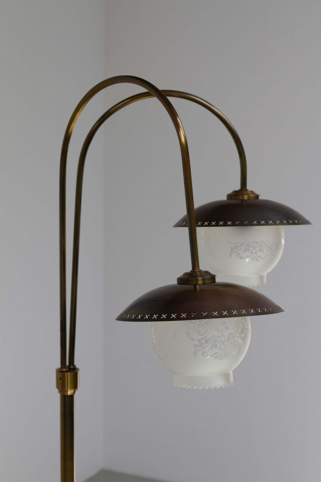 photo vintage Scandinavian Art Deco Floor Lamp In Brass And Glass, 1920s.