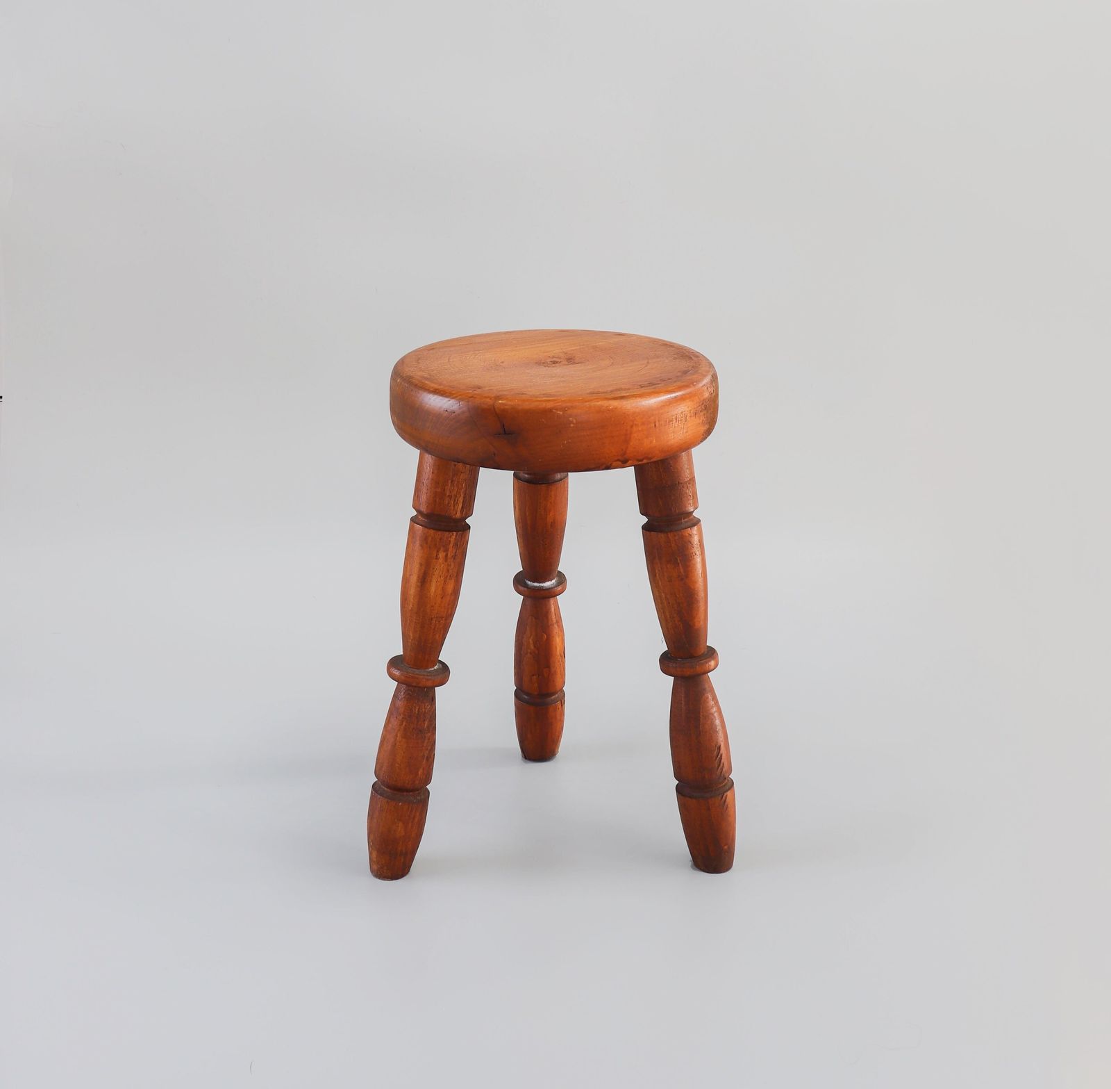 Tabouret rustique de traite, support pour plantes