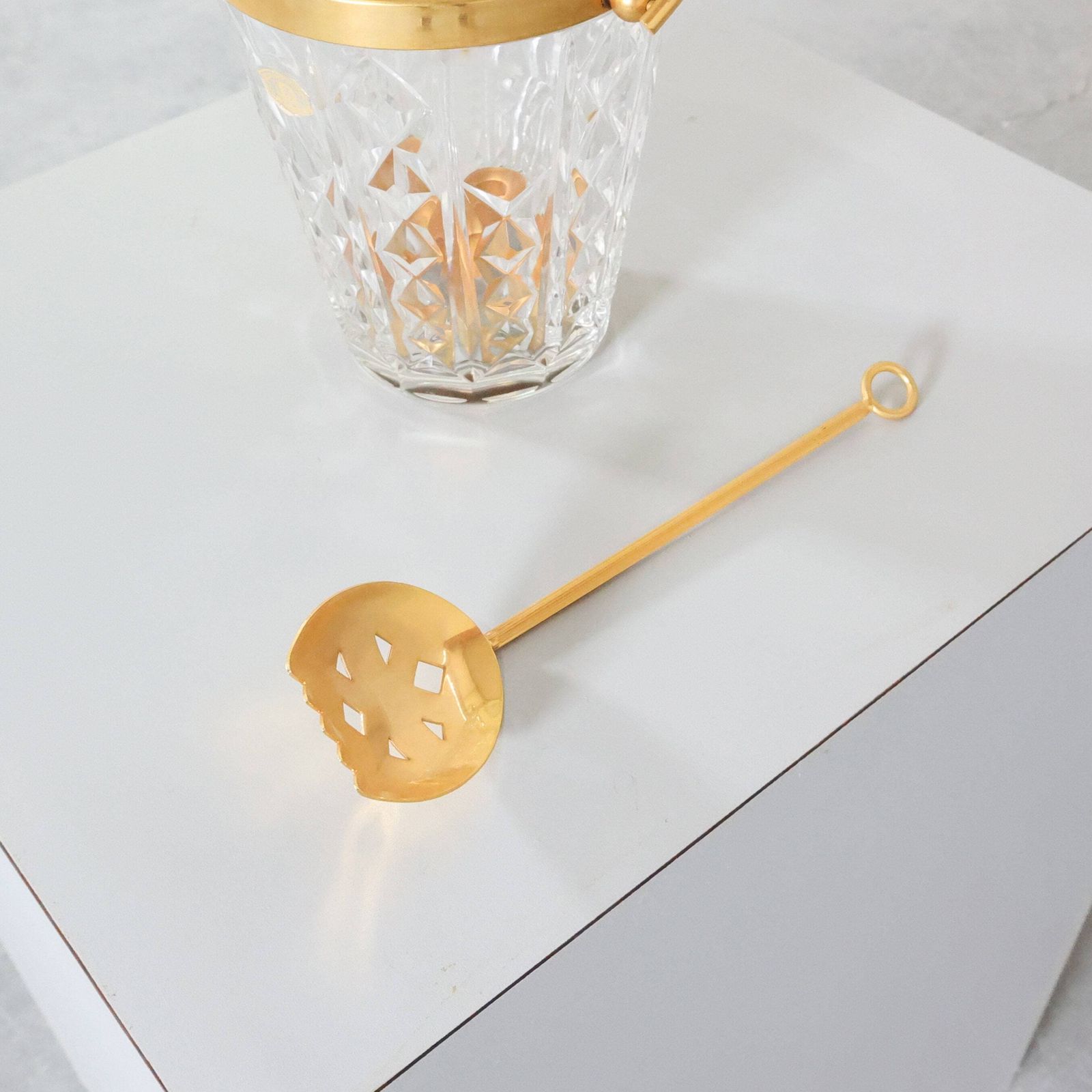 Seau à glace en cristal taillé Val Saint Lambert, détails dorés et cuillère photo vinterior