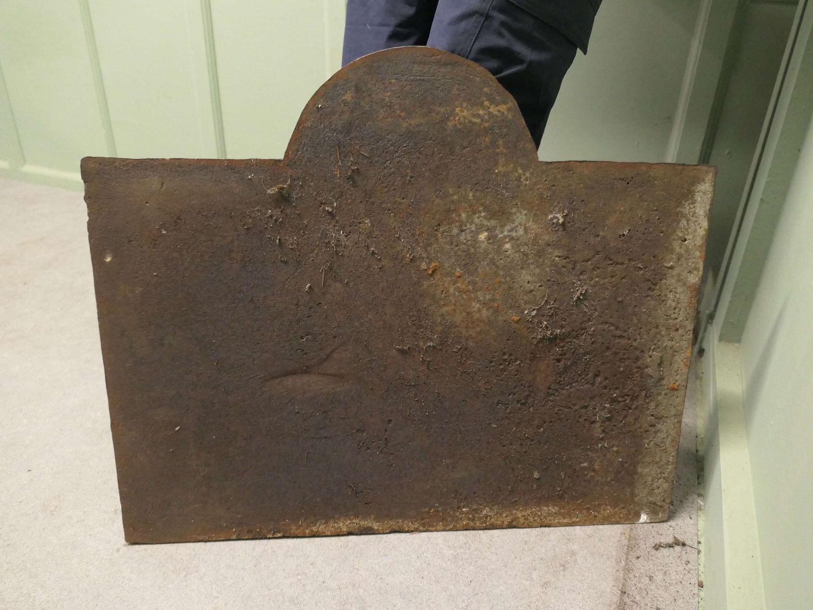 Large Iron Fire Back, Royal Crest And Motto. photo vinterior