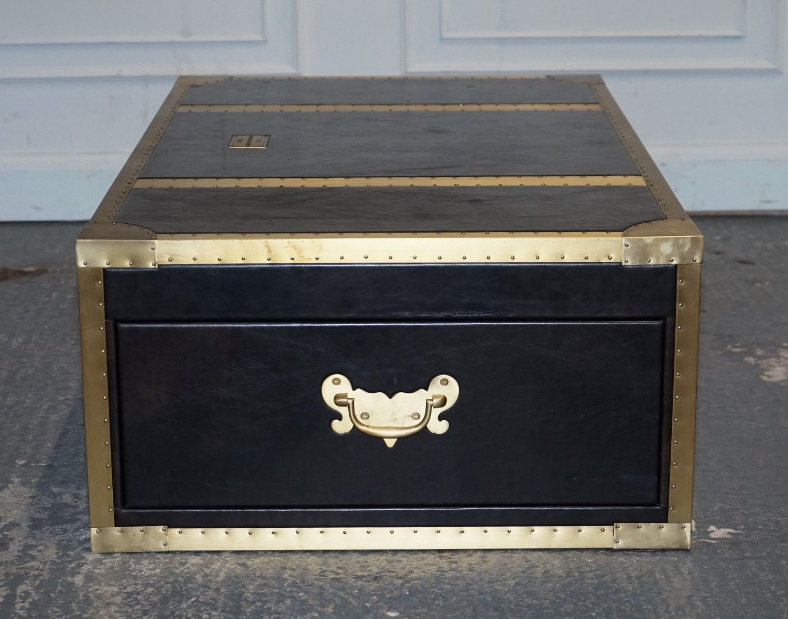 photo vintage Timothy Oulton Cumberland Collection Coffee Table With Red Velvet Lining