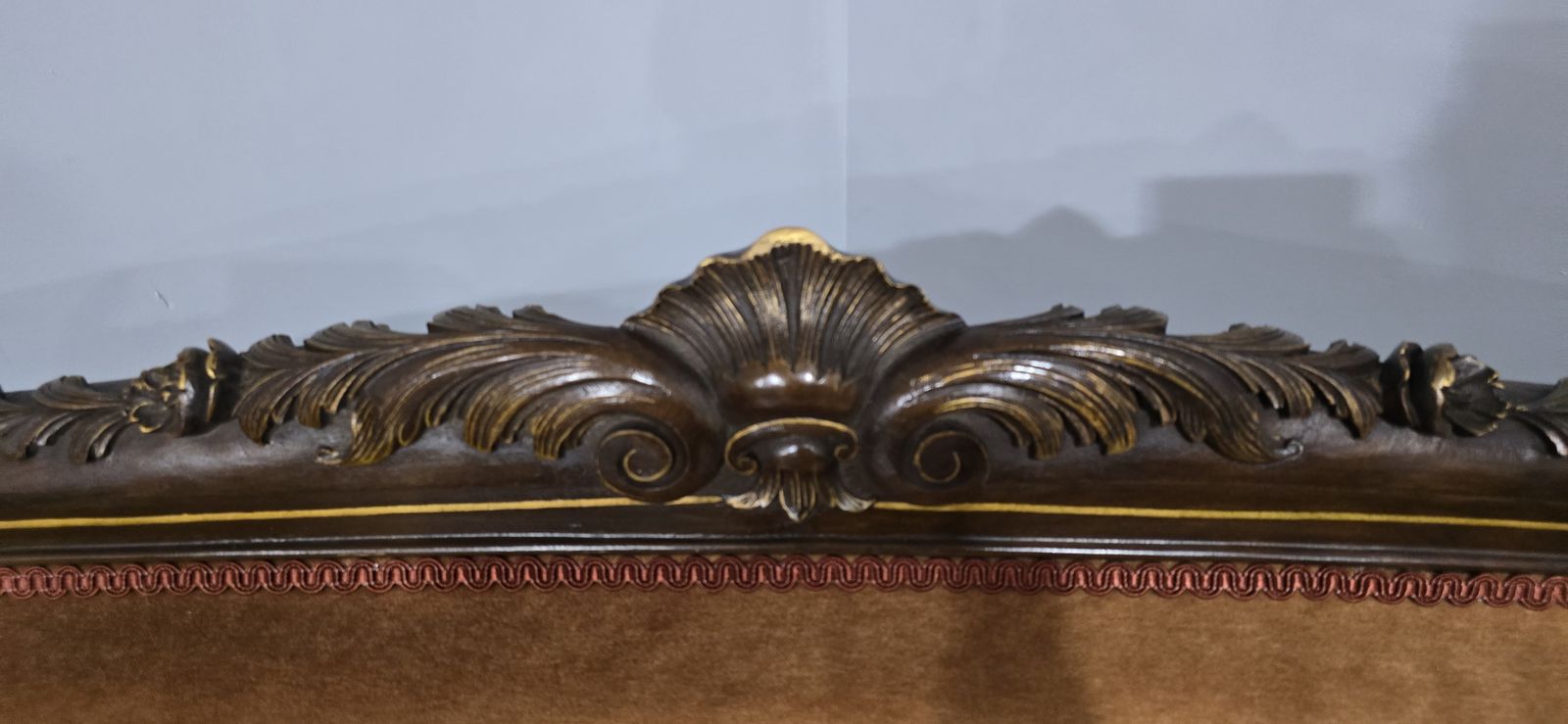 photo vintage Outstanding French Walnut Couch