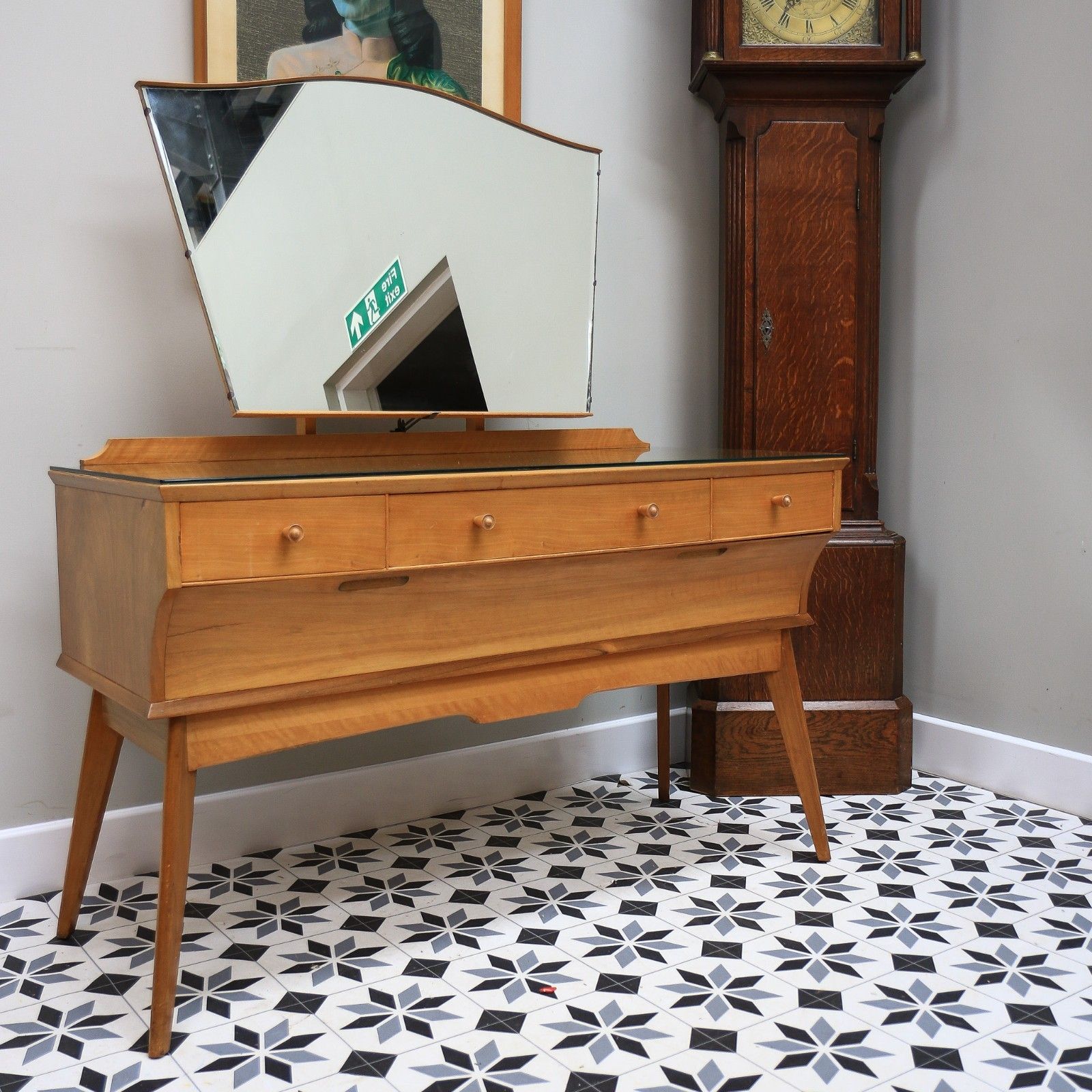 photo vintage Alfred Cox Mid Century Dressing Table In Walnut 1960s With Three Mirrors