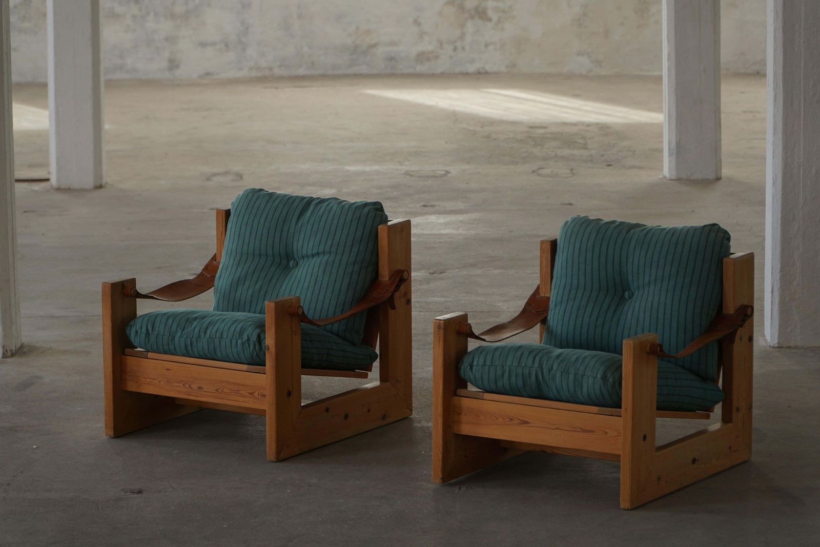 photo vinterior Pair Of Swedish Modern Pine Lounge Chairs With Leather Armrests, 1970s