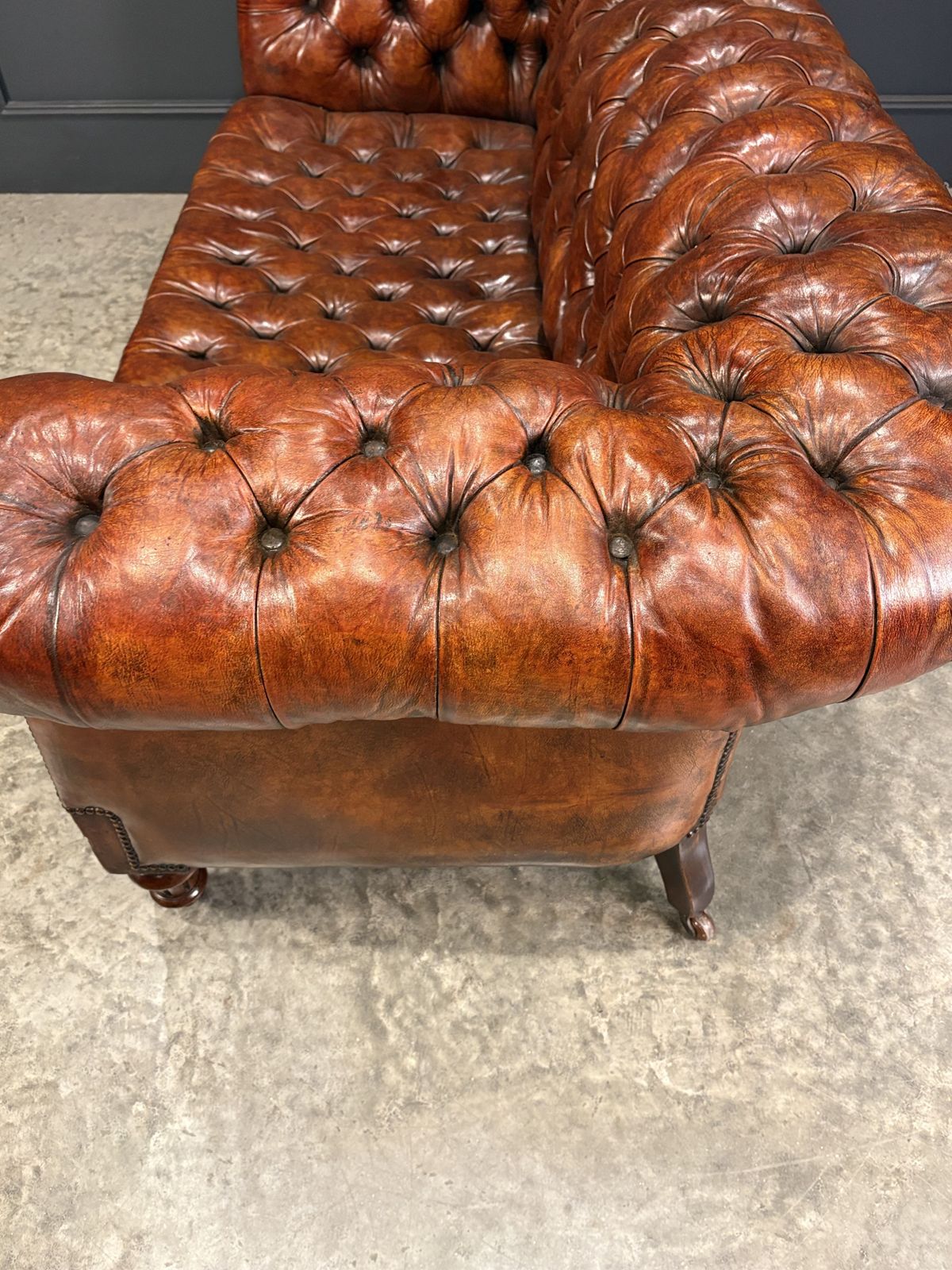 photo furniture Victorian Hand Dyed Leather Chesterfield Sofa