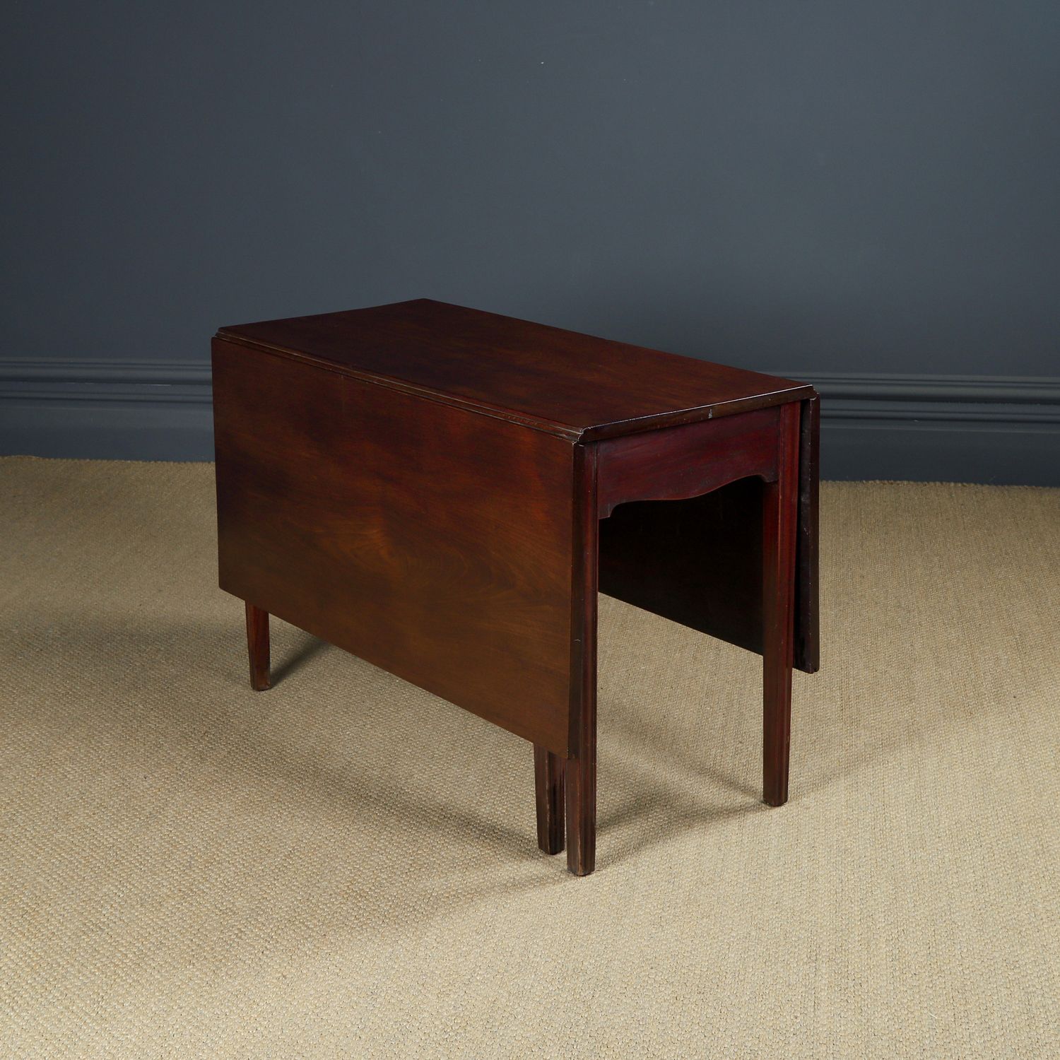 photo vintage English Georgian Mahogany Folding Centre Dining Table (Circa 1800)
