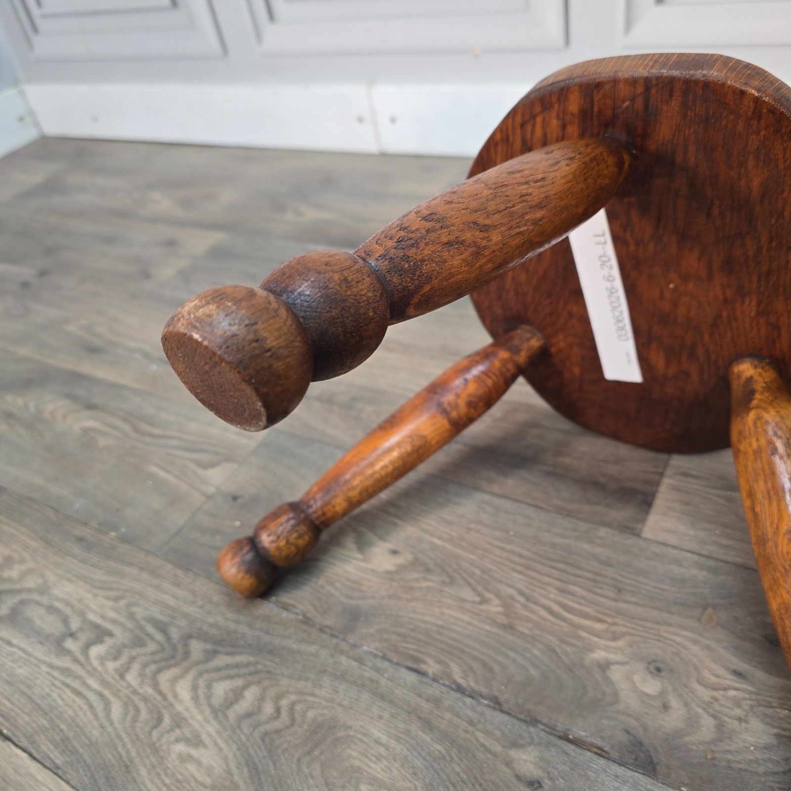 photo vintage Antique Elm Milking Stool Wooden Rustic Country Farmhouse Three Leg Foot Stool