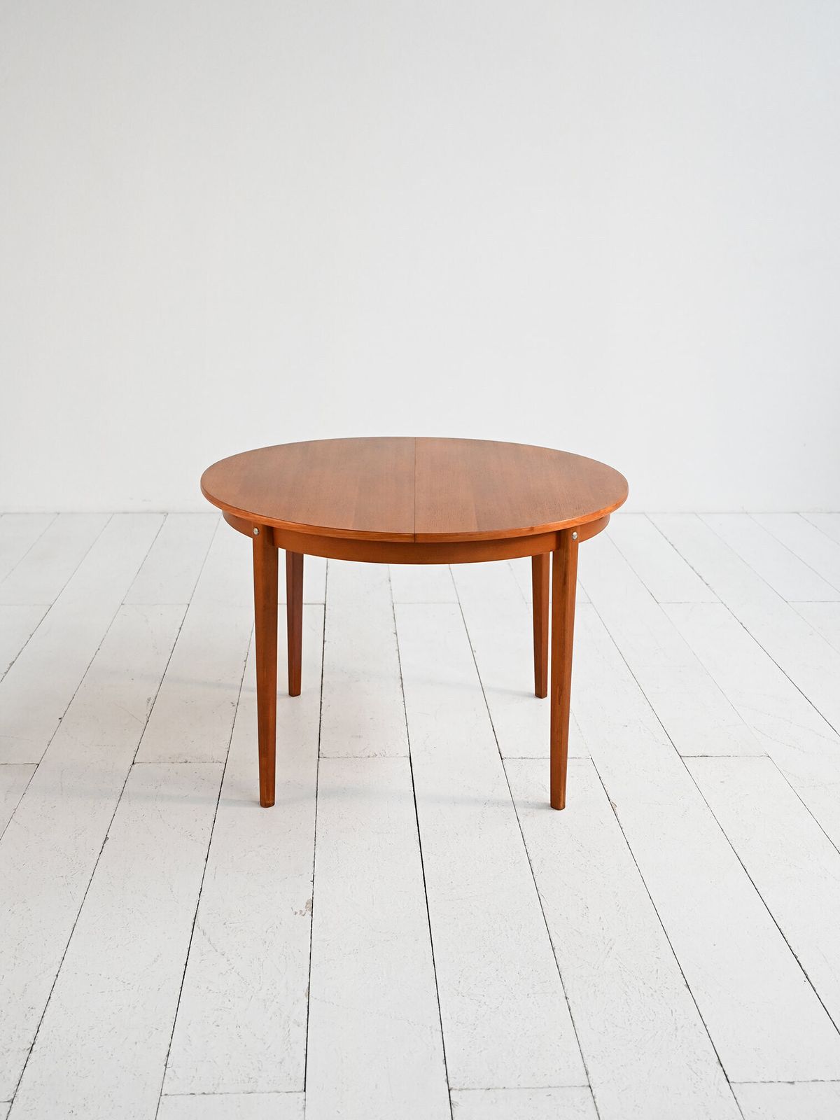 Scandinavische ronde uitschuifbare teakhouten tafel, jaren 1960 photo for sale