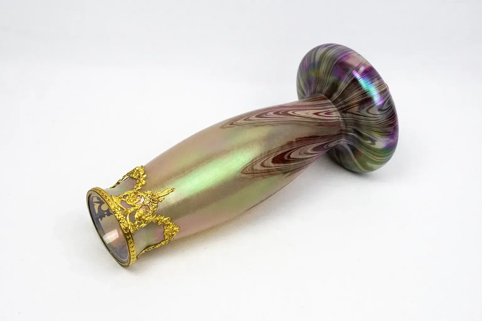 Art Nouveau-vaas in iriserend gemarmerd glas, in de stijl van Loetz — vergulde metalen montuur, Bohemen, ca. 1900 photo vinterior