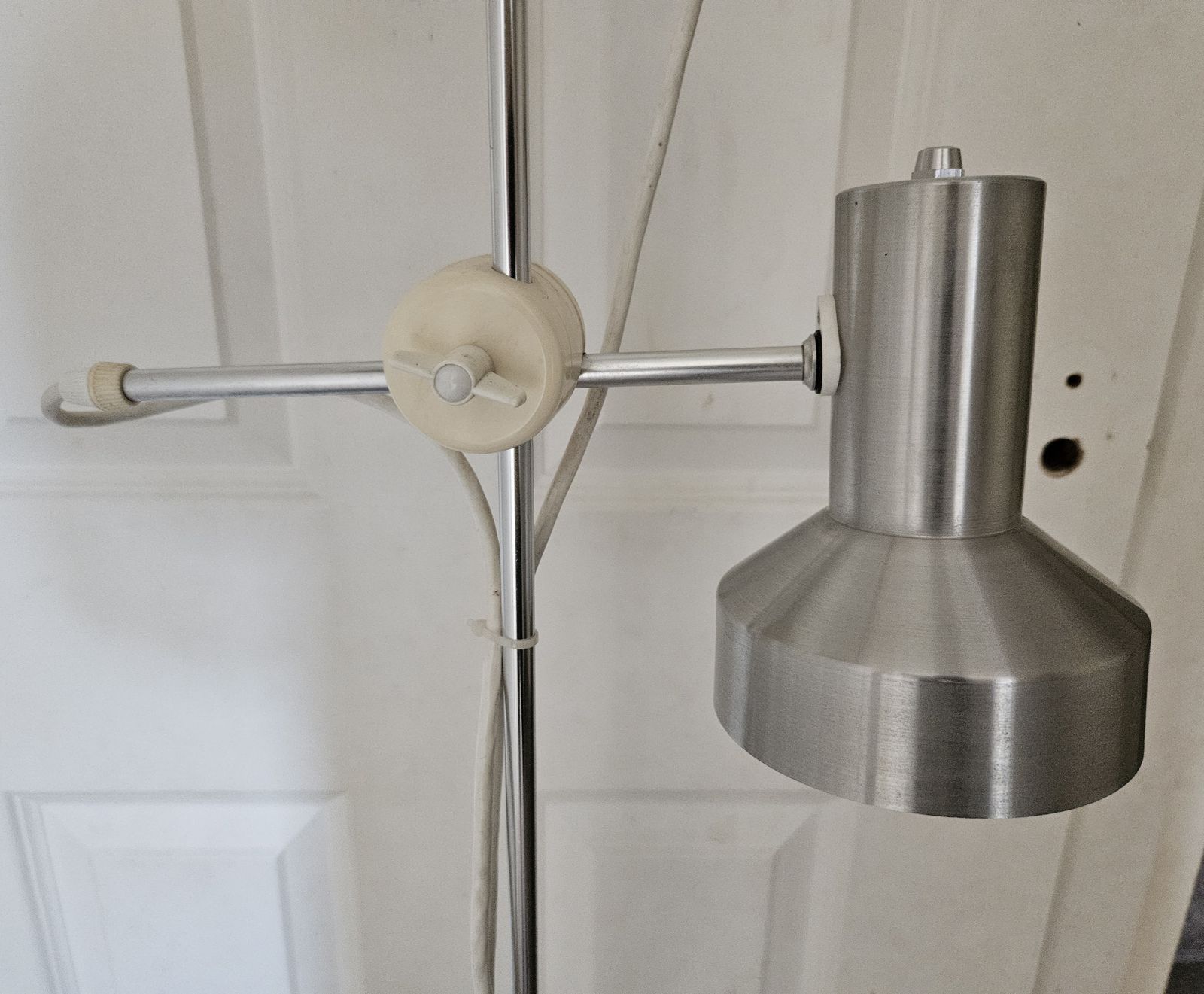 Mid Century Vintage 1970/80's Adjustable Twin Floor Spot Lamp. photo vinterior