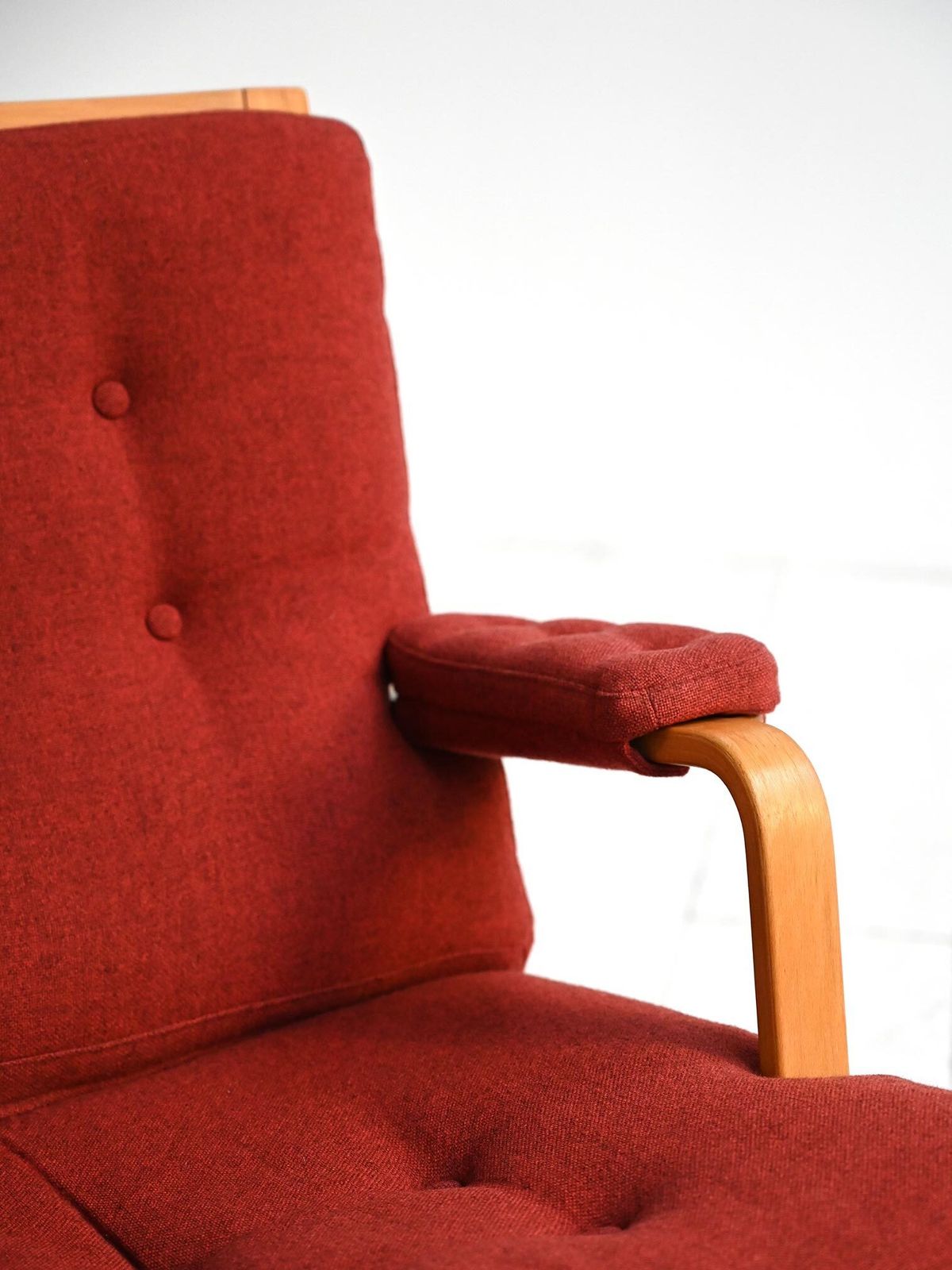 photo furniture Paar "Ingrid" fauteuils van Bruno Mathsson voor Dux, ca. jaren 1960