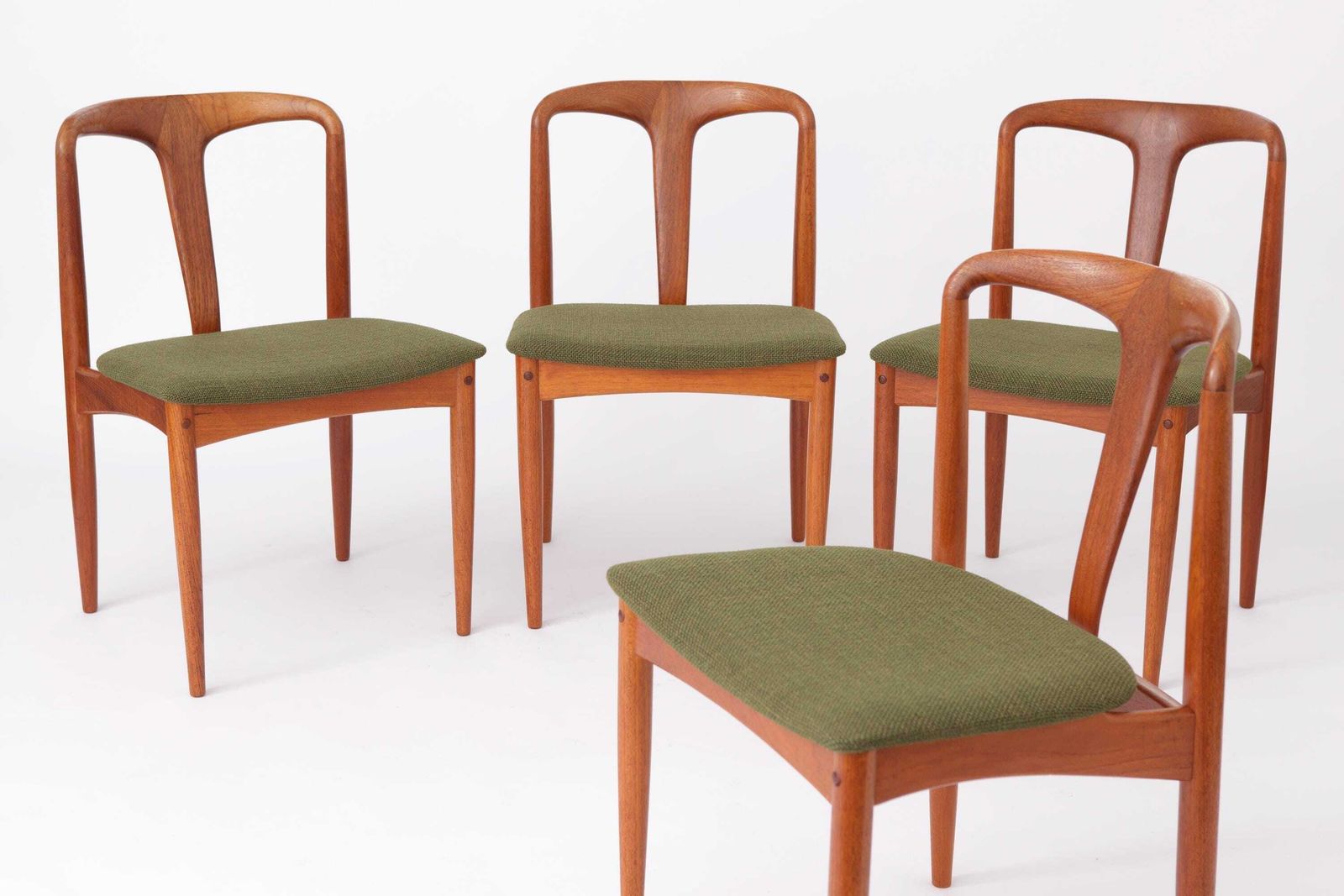 Set Van 6 Johannes Andersen Juliane Stoelen – Deense Teakhouten Eetkamerstoelen, Jaren 1960 | Vintage Mid Century Modern Van Uldum photo Meubels