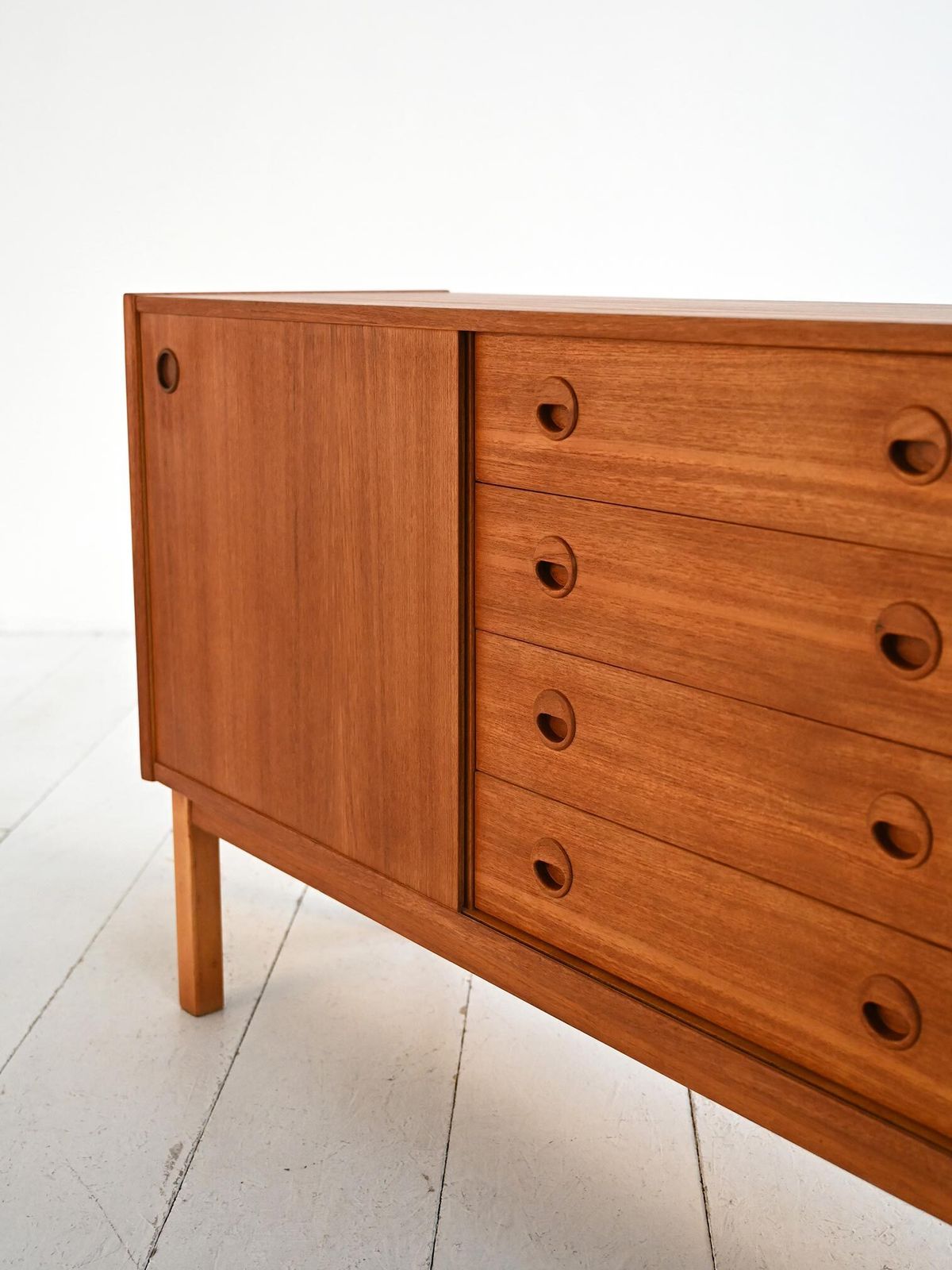 Scandinavisch teakhouten dressoir, ca. jaren 1960 photo vintage