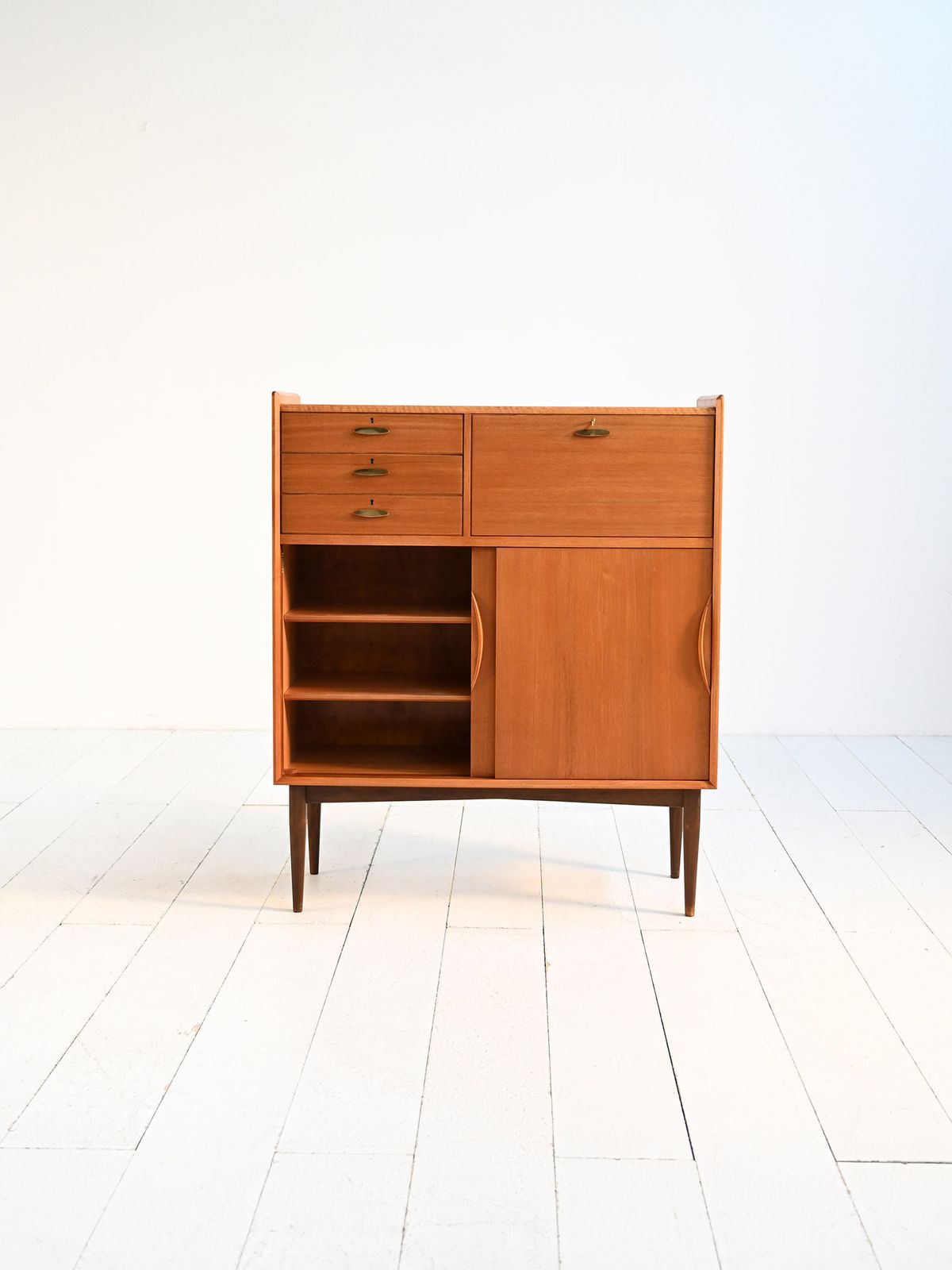 Deens teakhouten en messing kabinet, ca. jaren 1950 photo for sale