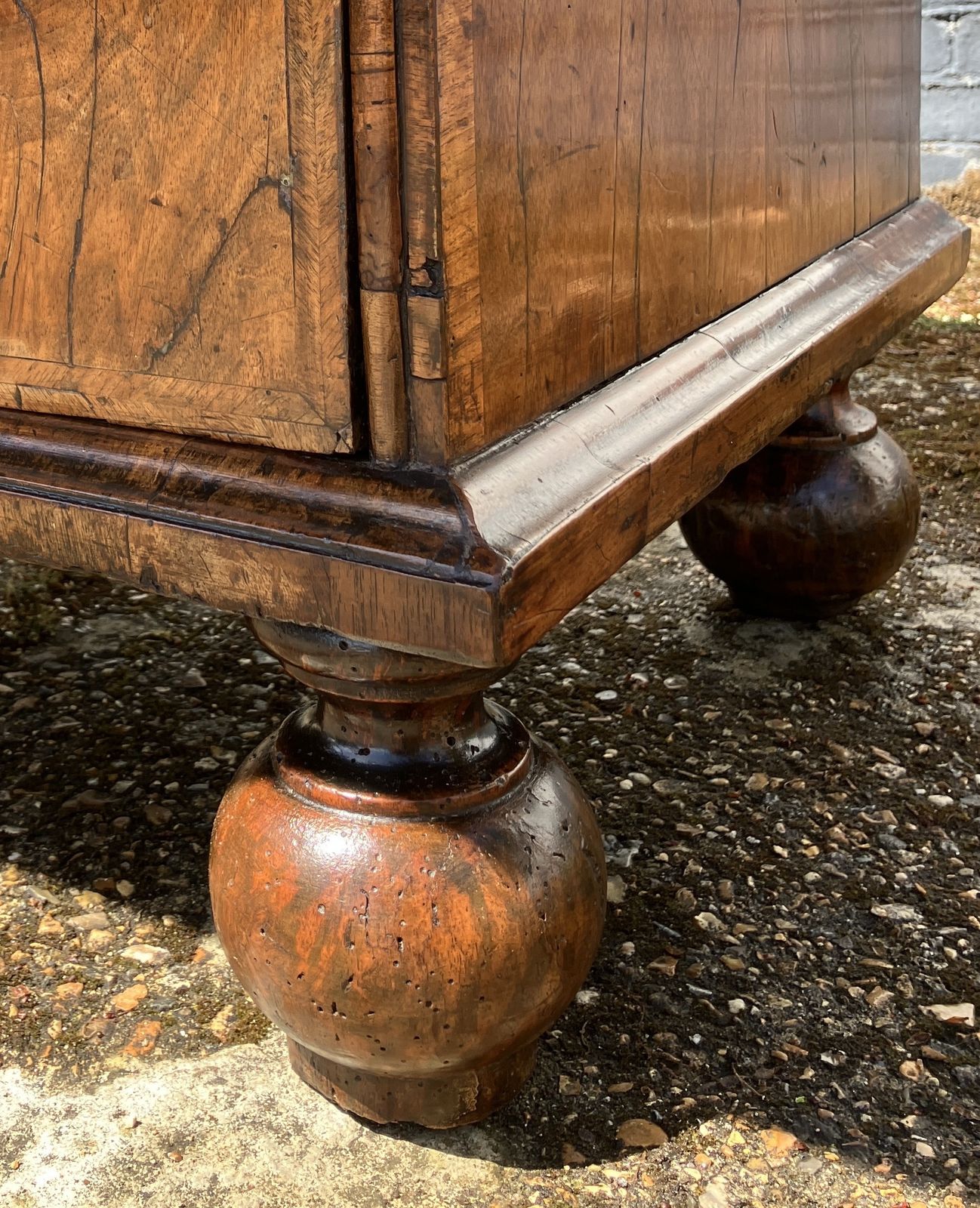 photo vintage Fine Early 18th Century English Walnut Fall Front Bureau, Circa 1705