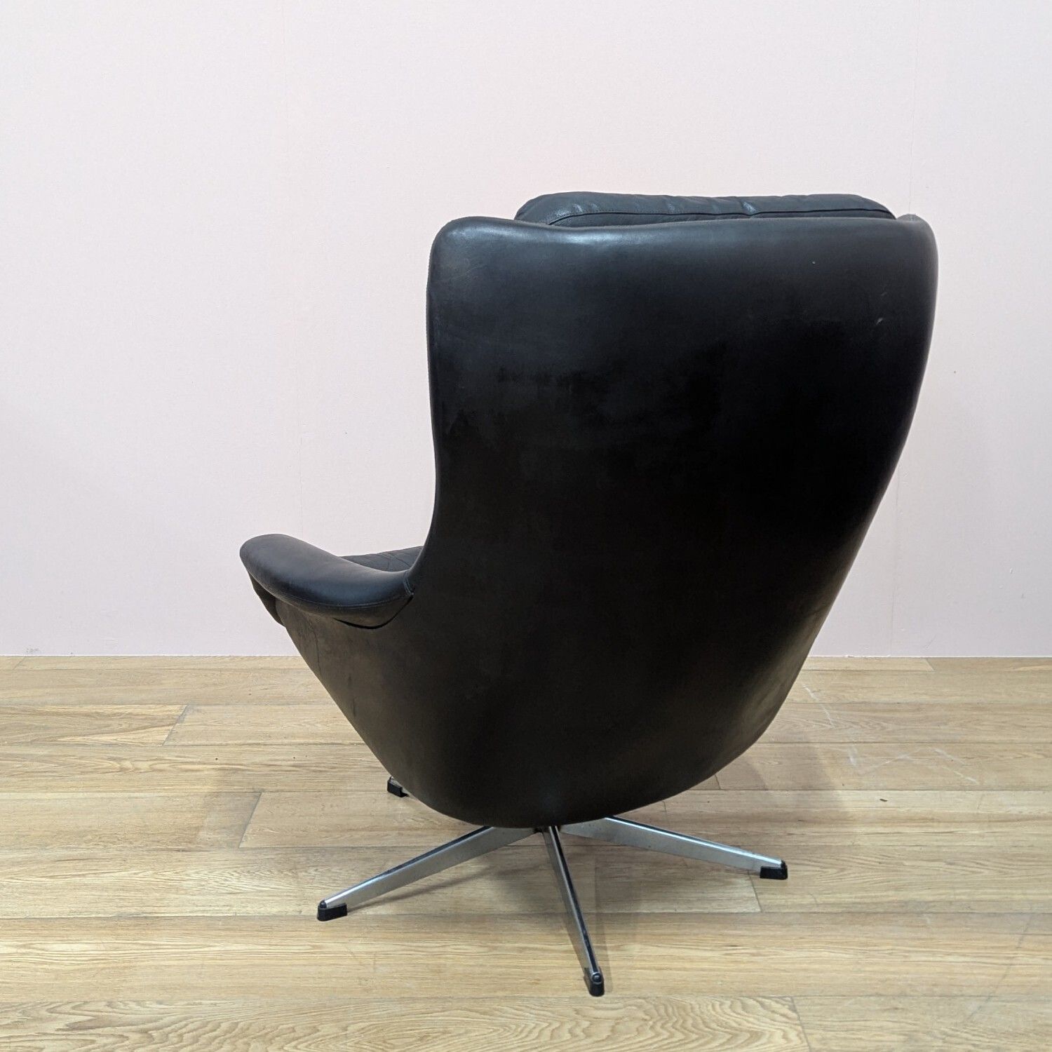 485.0 Midcentury Danish Black Leather Swivel Lounge Chair photo