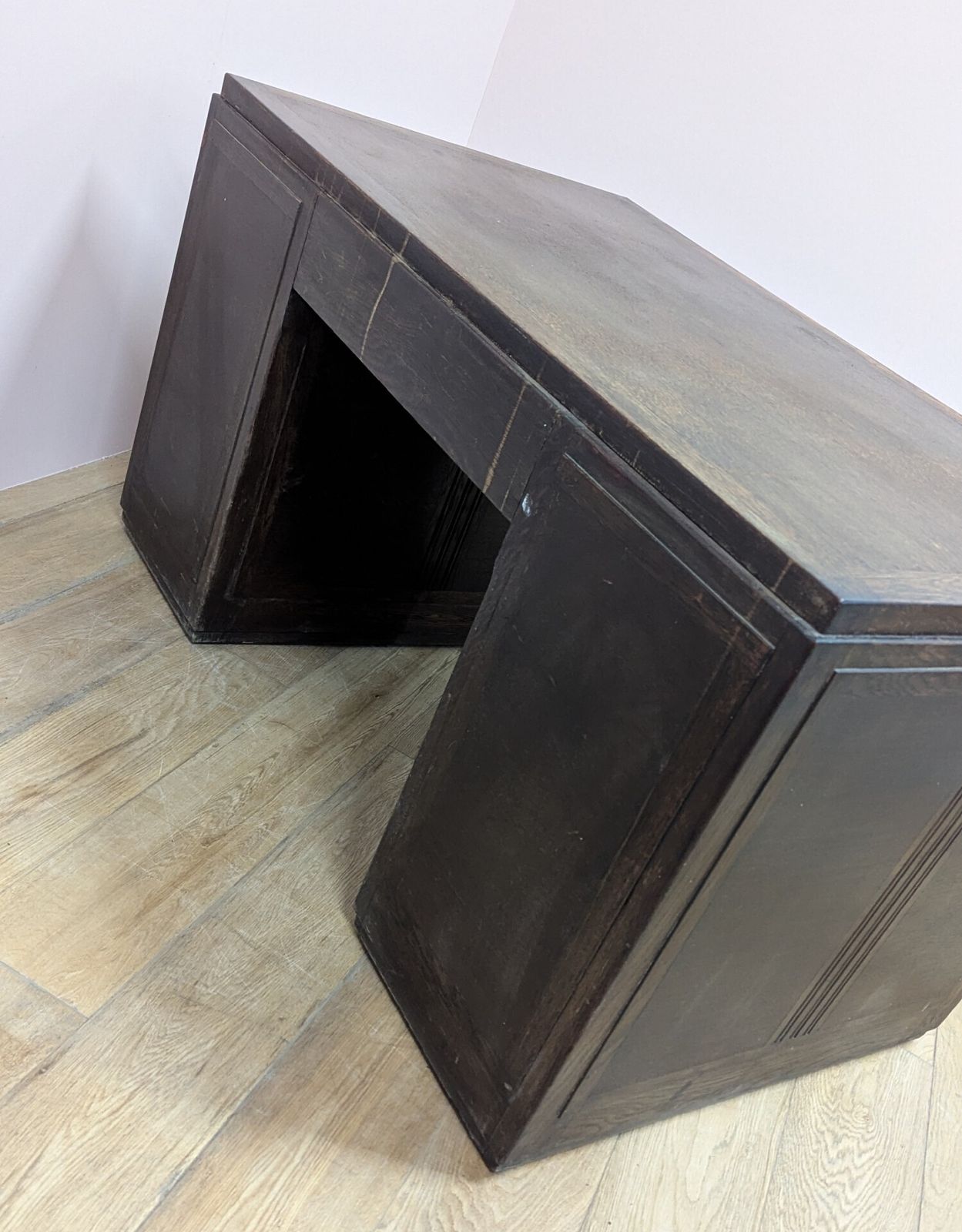 photo vinterior Large Antique Early 20th Century Dark Oak Pedestal Desk
