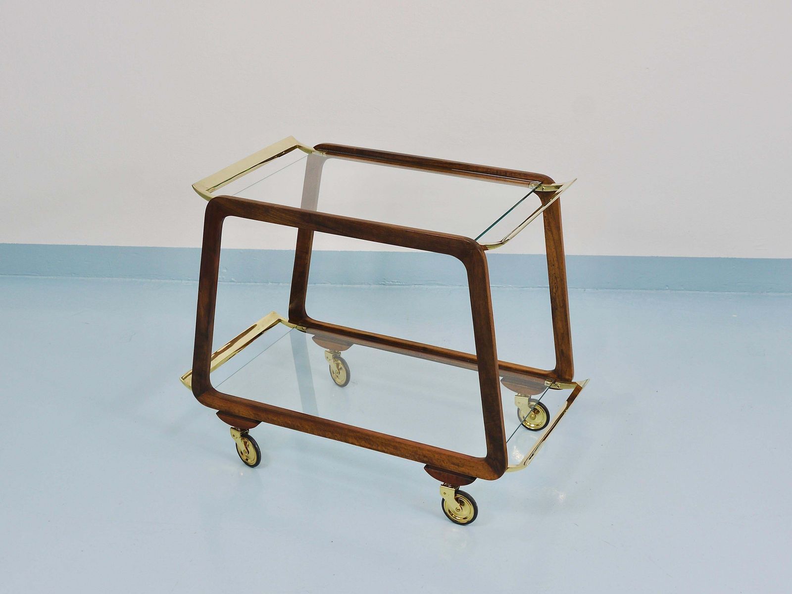 photo buy Mid-Century walnoot messing barkar serveertrolley, ca. jaren 1950, toegeschreven aan Oswald Haerdtl