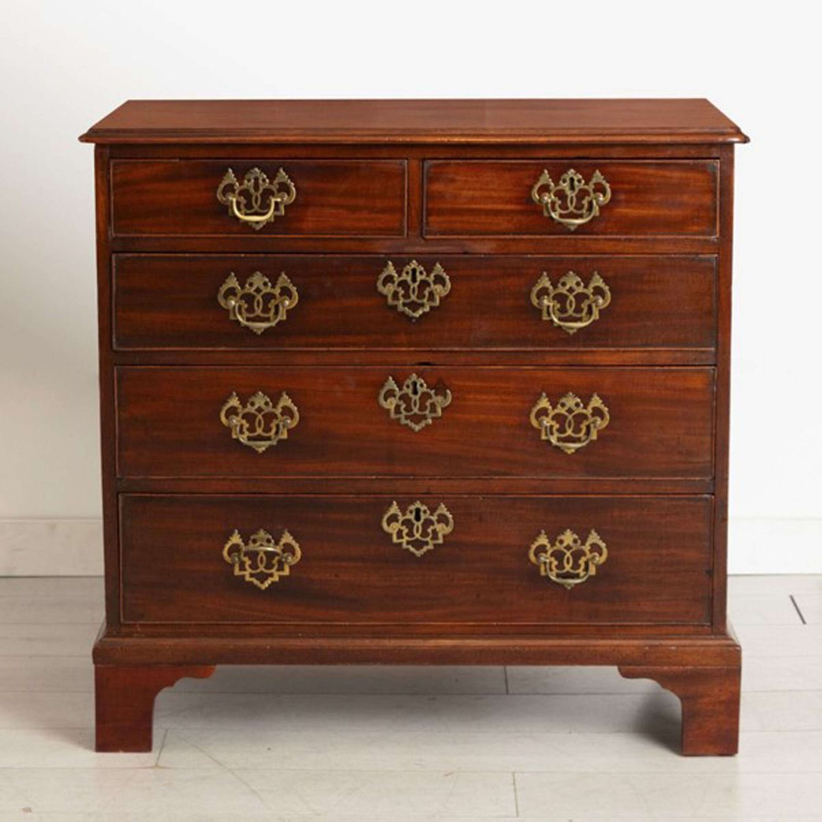 Small Georgian Bachelor's Chest Of Drawers In Mahogany With Original Handles Bracket Feet
