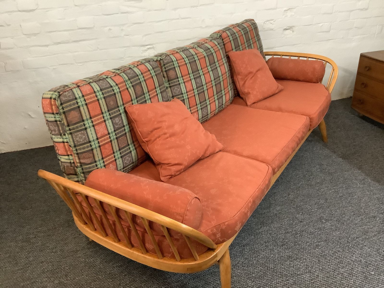 Ercol Studio Couch. photo vinterior