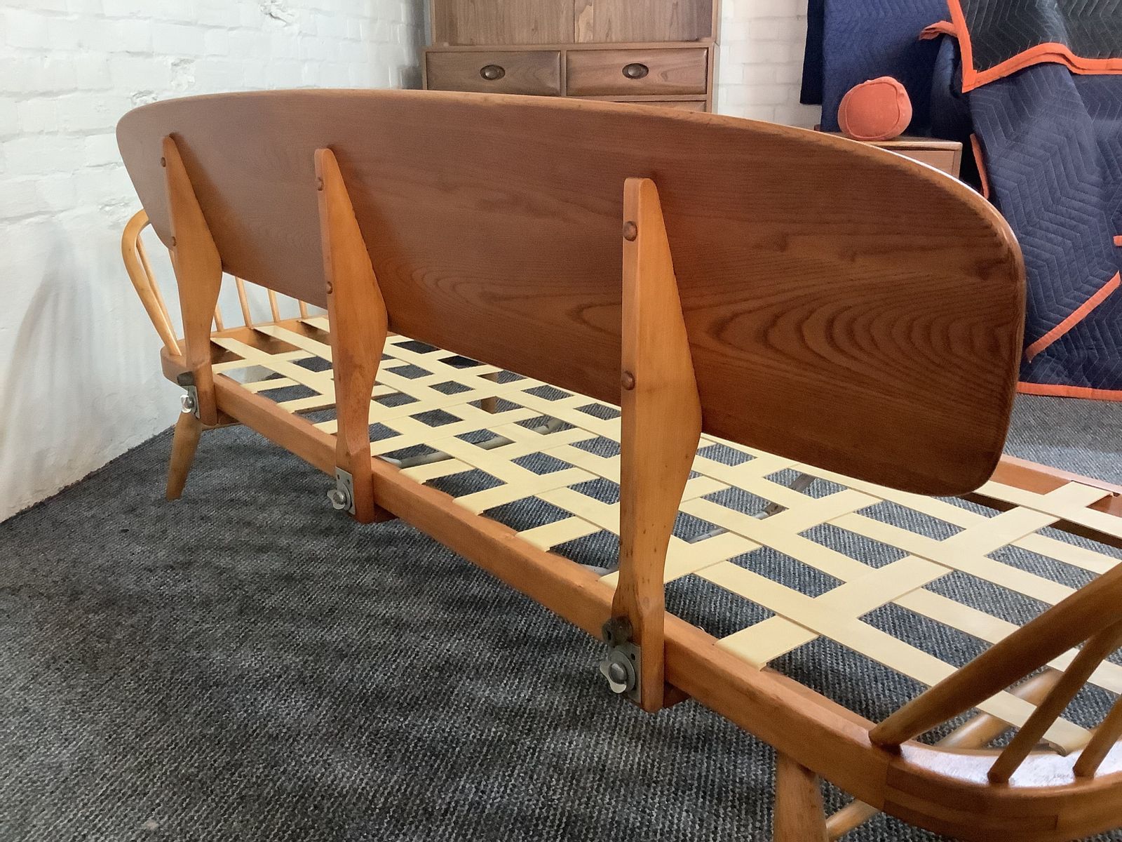 photo vinterior Ercol Studio Couch.