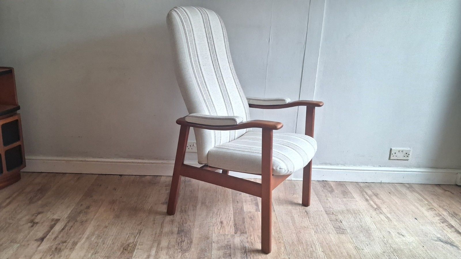 Super Cintique Mid  Century Teak Upholstered Armchair In Great Condition photo furniture