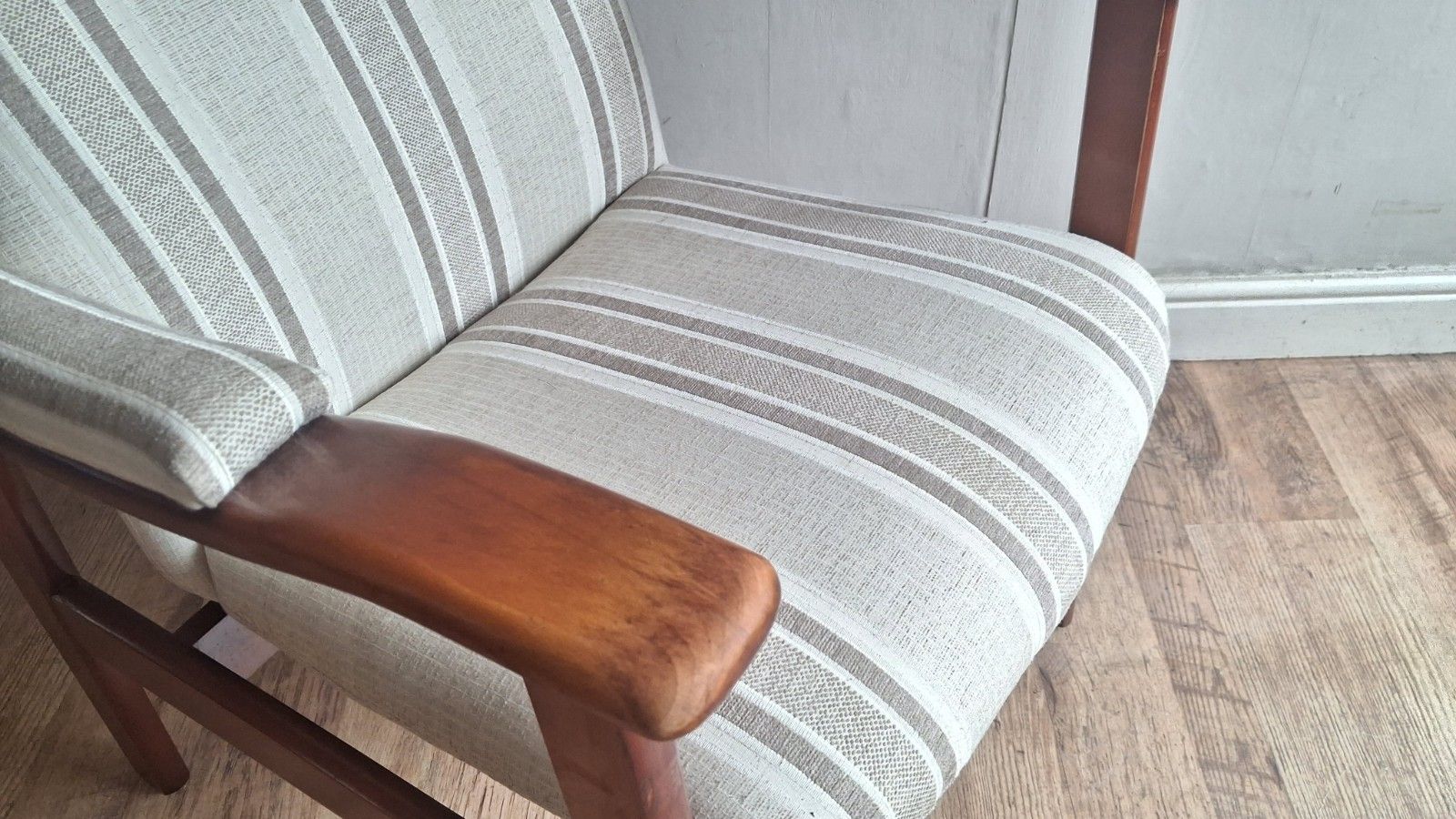 Super Cintique Mid  Century Teak Upholstered Armchair In Great Condition photo vintage