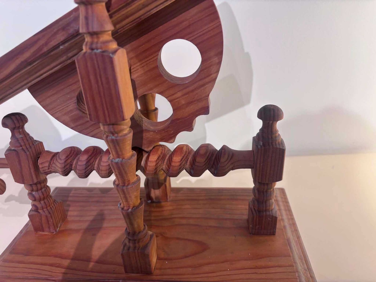 Vintage Handgemaakte Wijnkaraf Wieg – Mechanische Kantelgieters, Bardecoratie photo vinterior