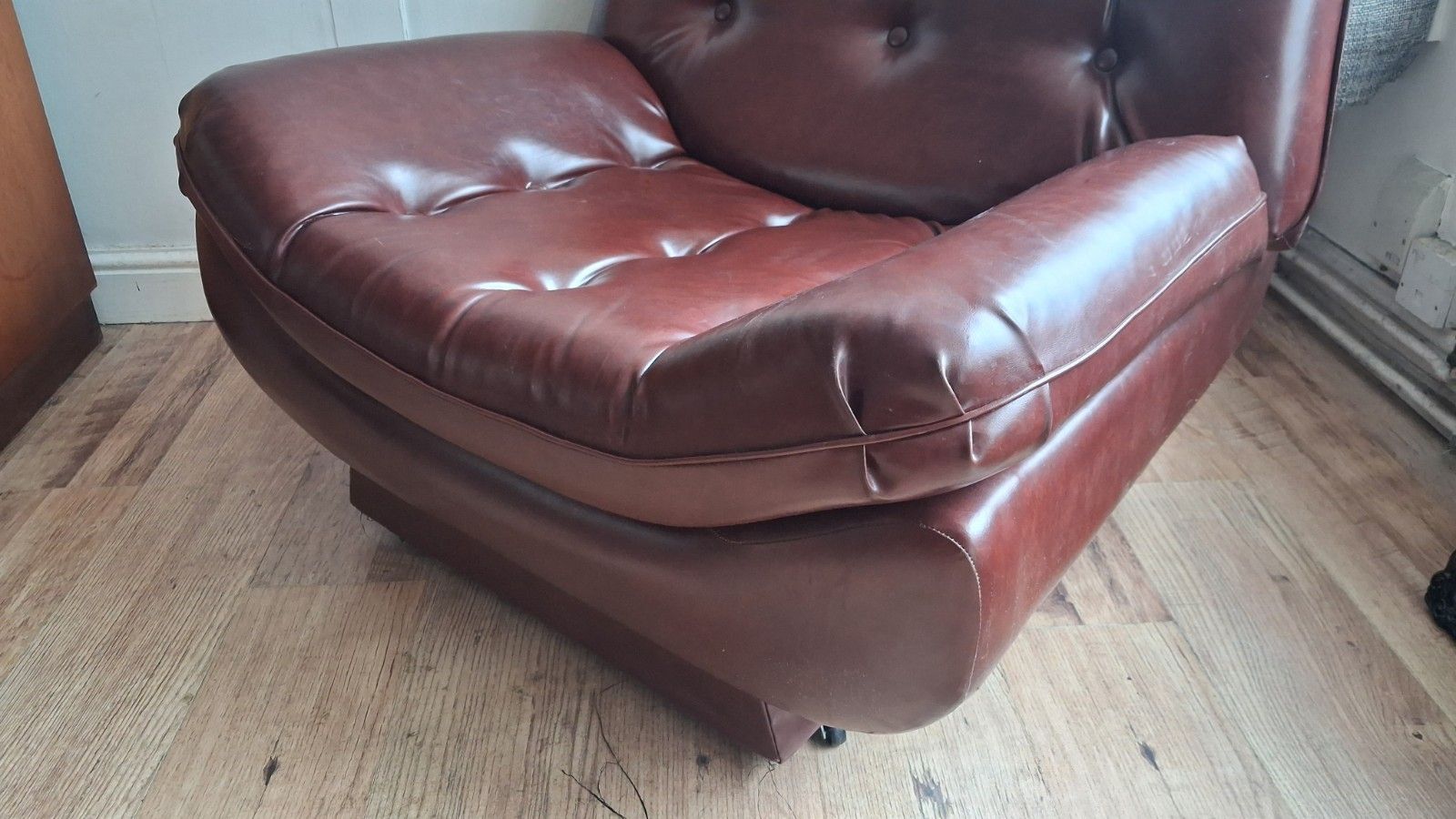 photo vintage Delightful 1960's Style Buttoned Back Vinyl Low Profile Mid Century Armchair