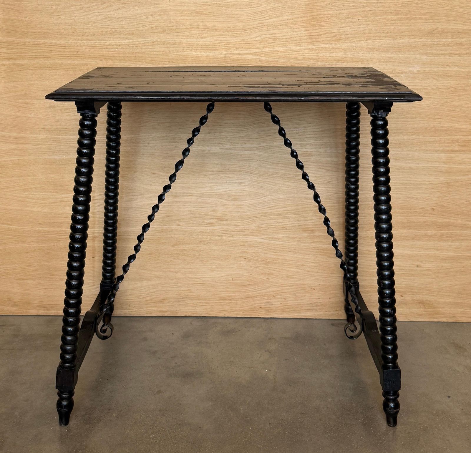 Table d'appoint baroque espagnole ébonisée, pieds tournés, XIXe siècle photo for sale