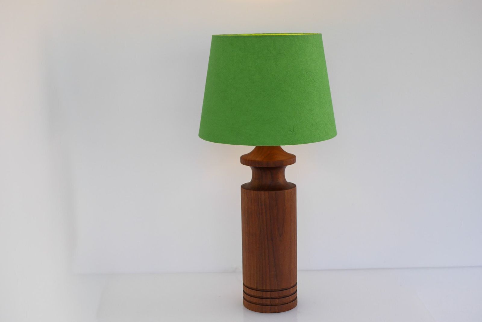 Grote Mid Century Modern Deense Teakhouten Tafellamp photo for sale
