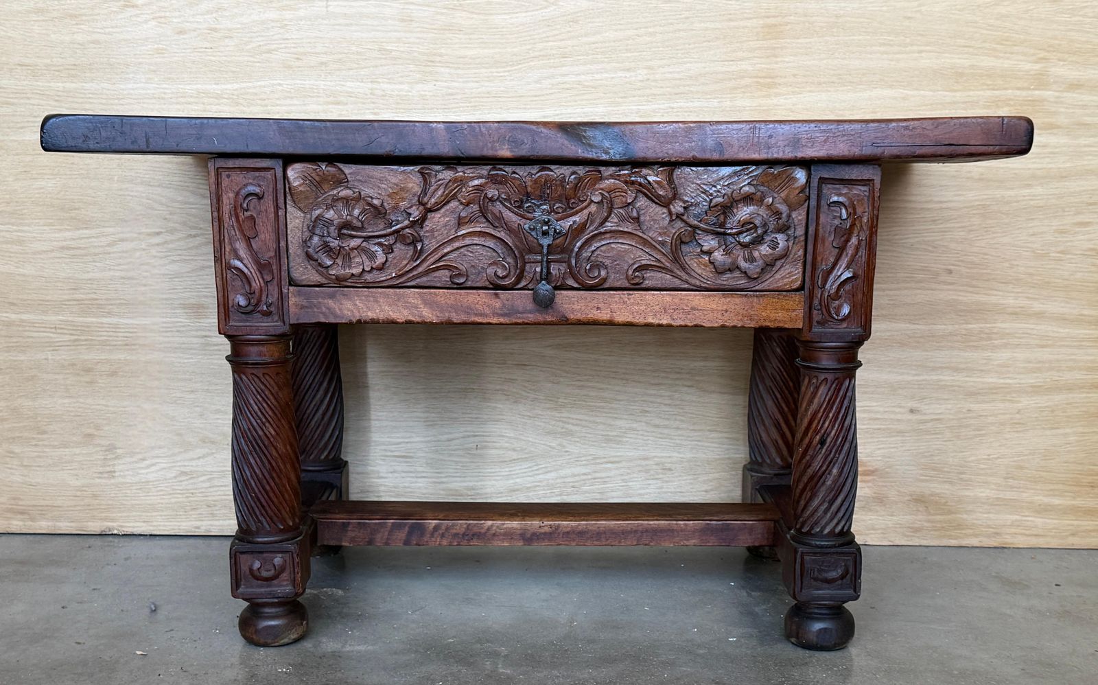 Table d'appoint ou table basse en noyer sculpté, fin du XIXe siècle photo furniture