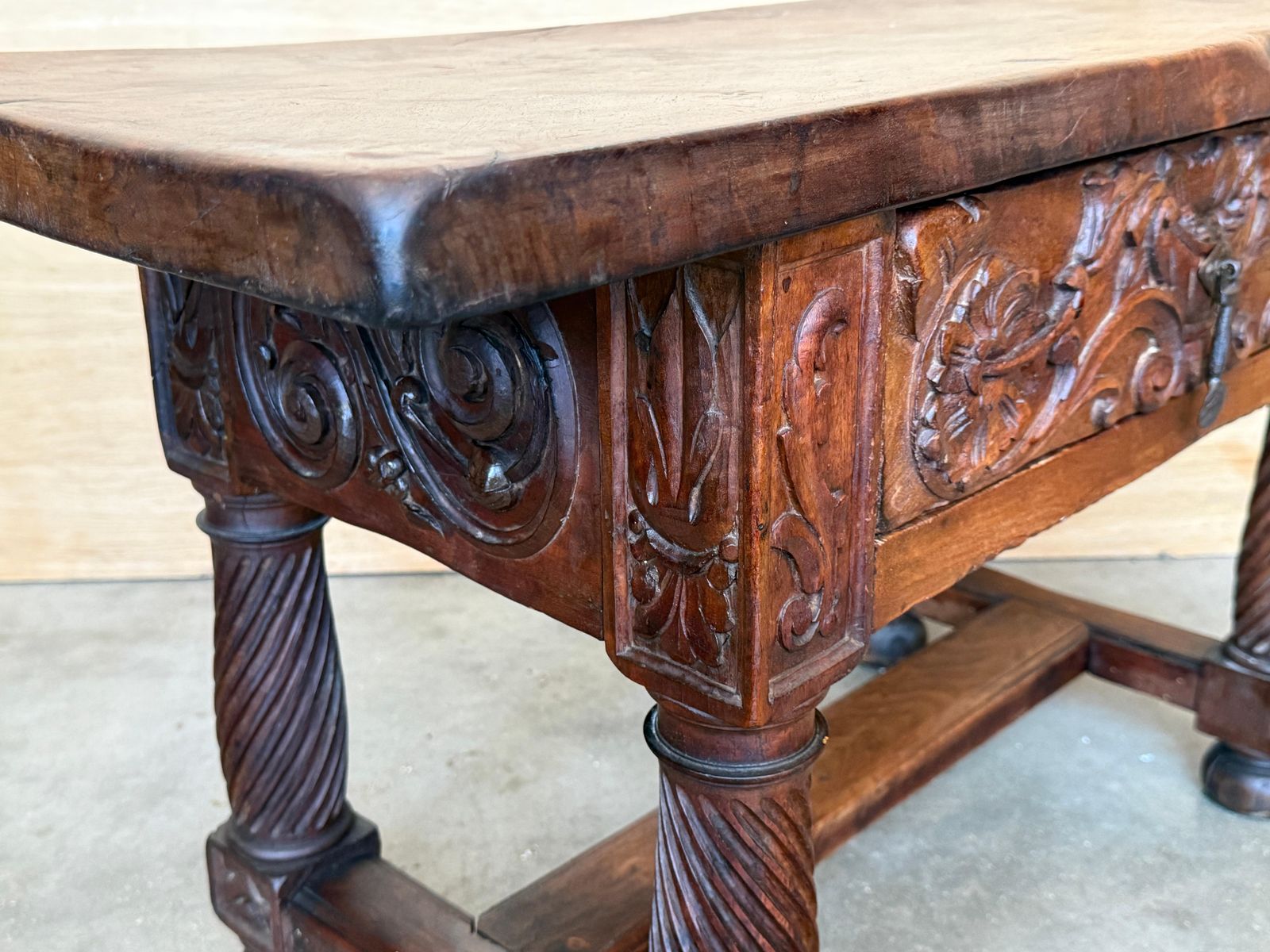 Table d'appoint ou table basse en noyer sculpté, fin du XIXe siècle photo vintage