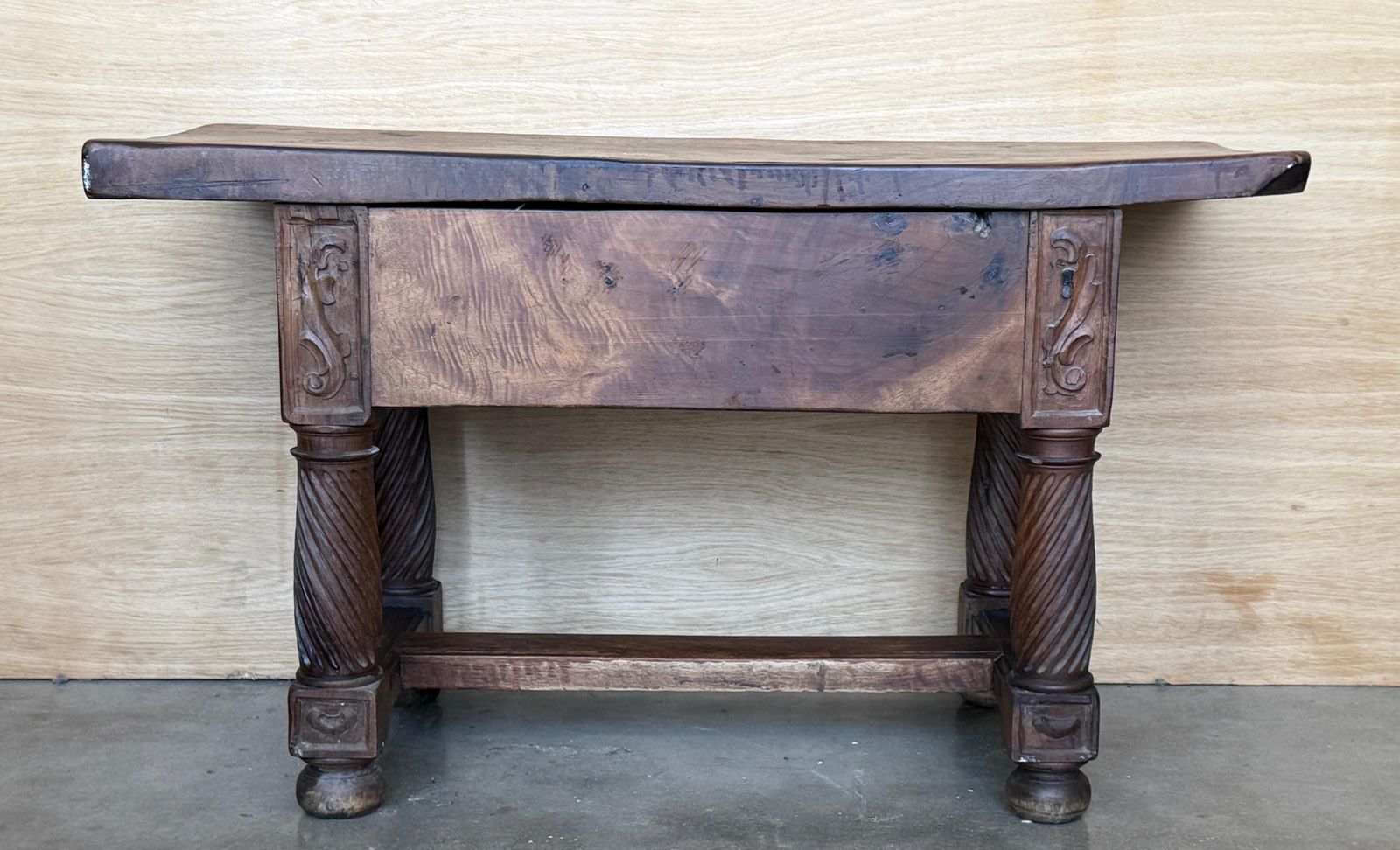 photo vinterior Table d'appoint ou table basse en noyer sculpté, fin du XIXe siècle