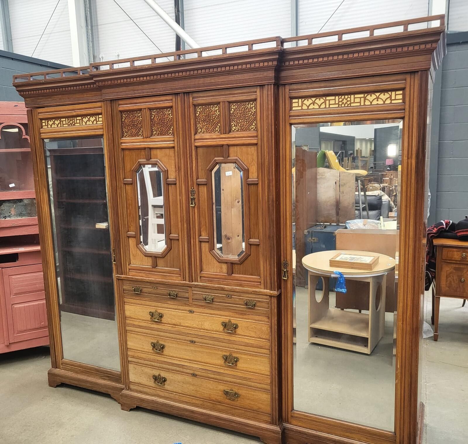 photo vinterior Large Breakdown Antique Victorian Triple Compactum Wardrobe