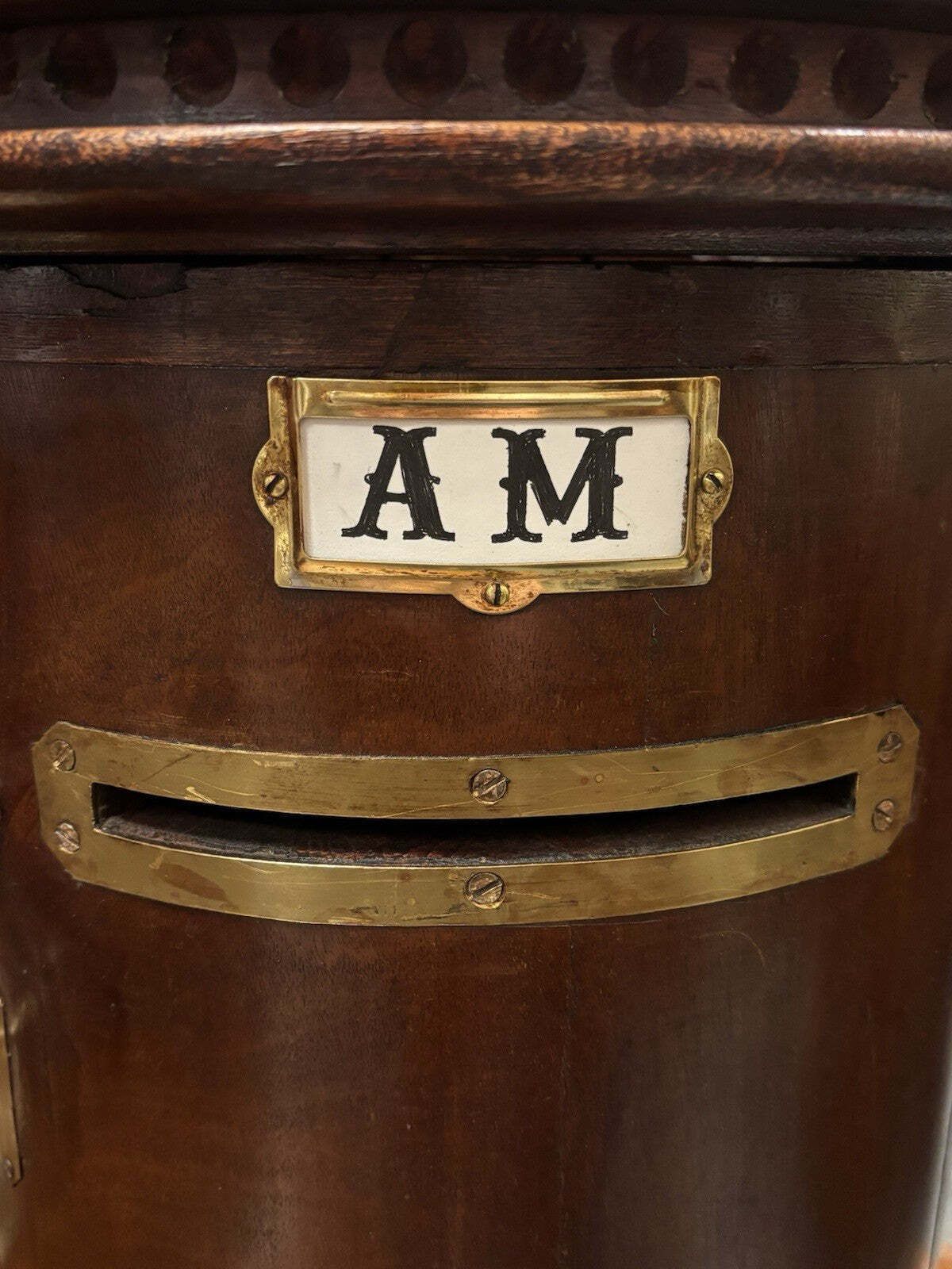 photo vintage Country House / Hotel Guest Letter Box, Large In Size. Brass Decoration