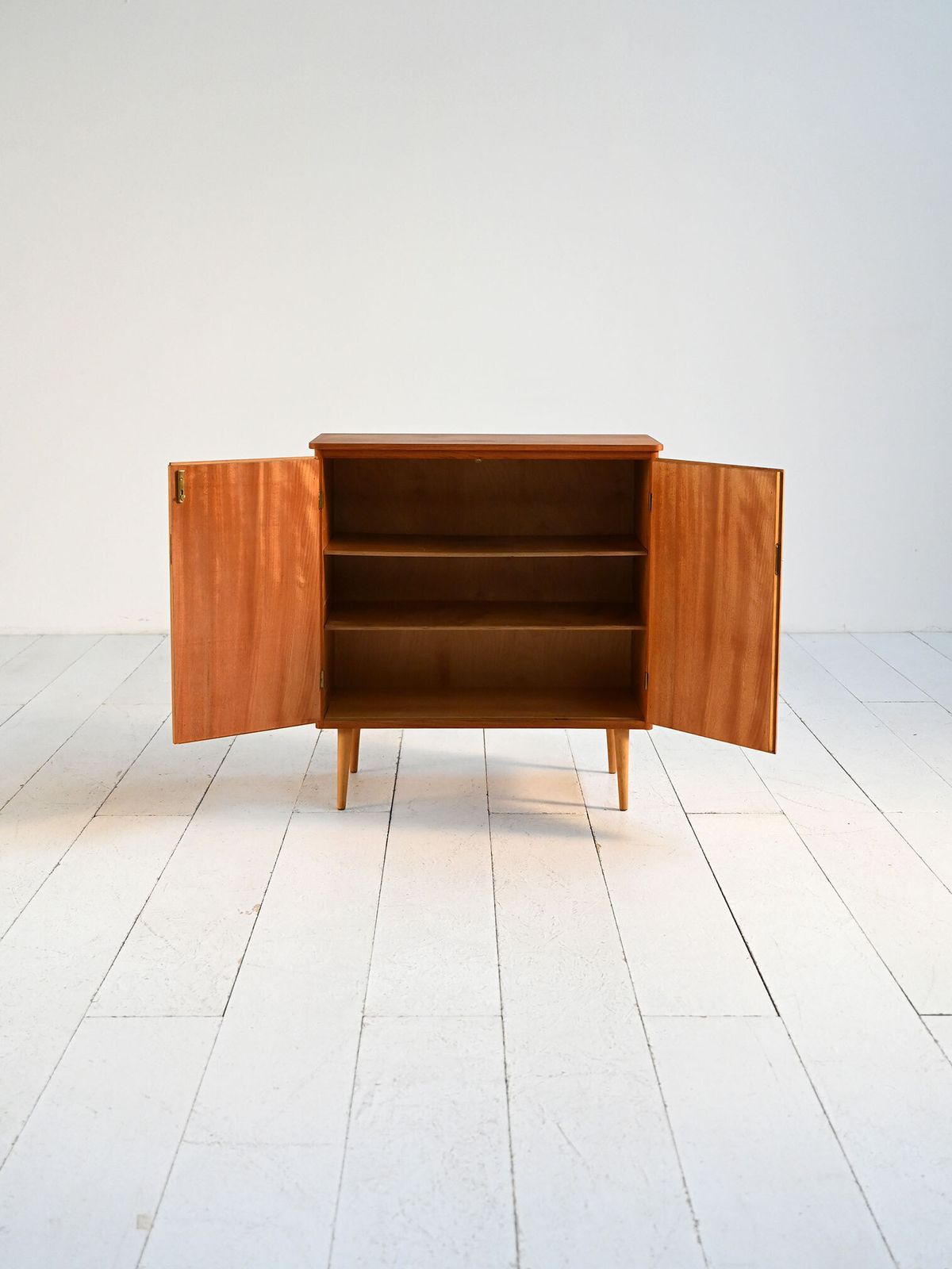 Mid-Century Noord-Europees teakhouten kabinet, jaren 1950–1960 photo for sale