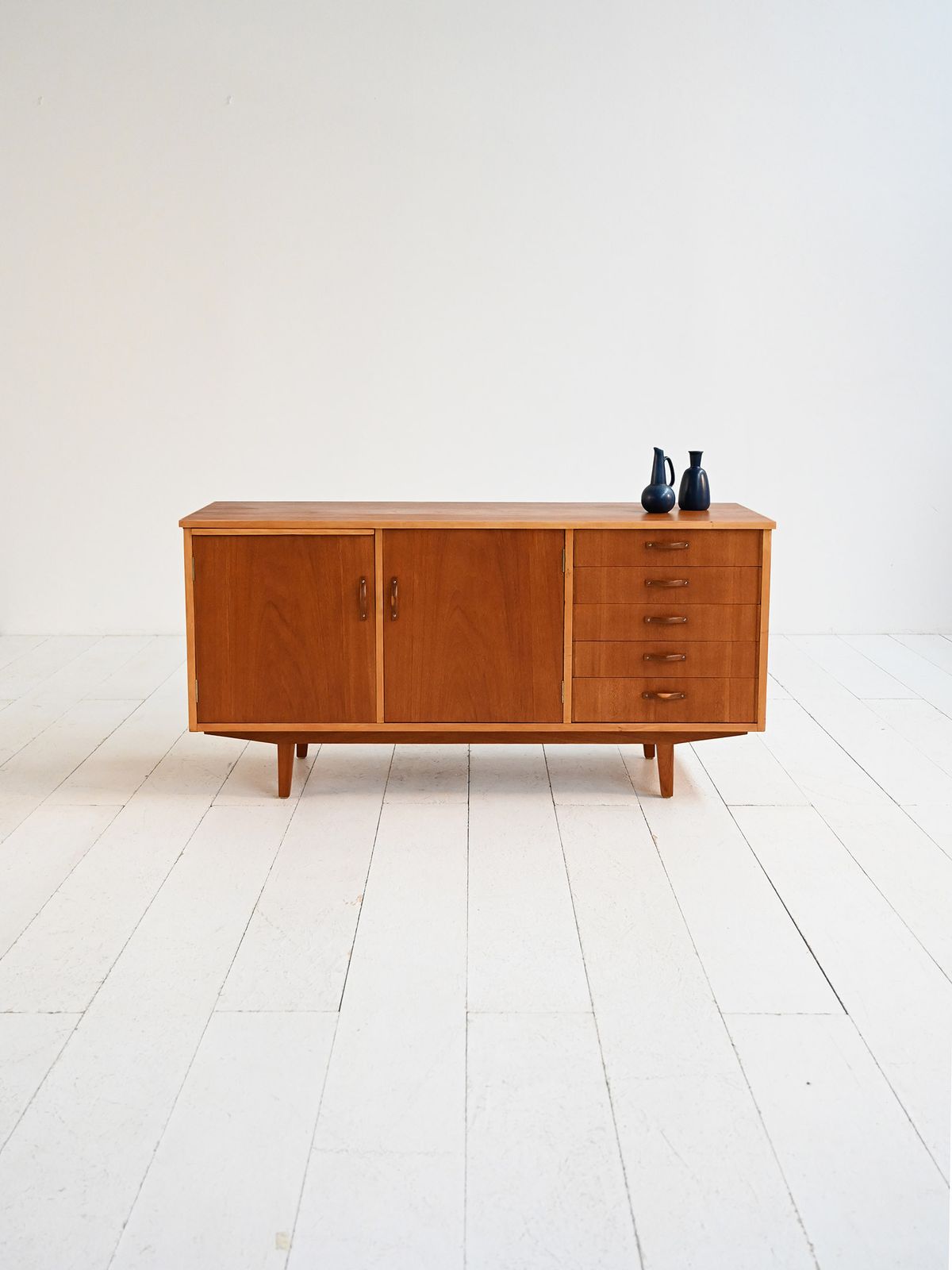 Scandinavisch teakhouten dressoir met uitschuifbaar blad, jaren 1960 photo furniture