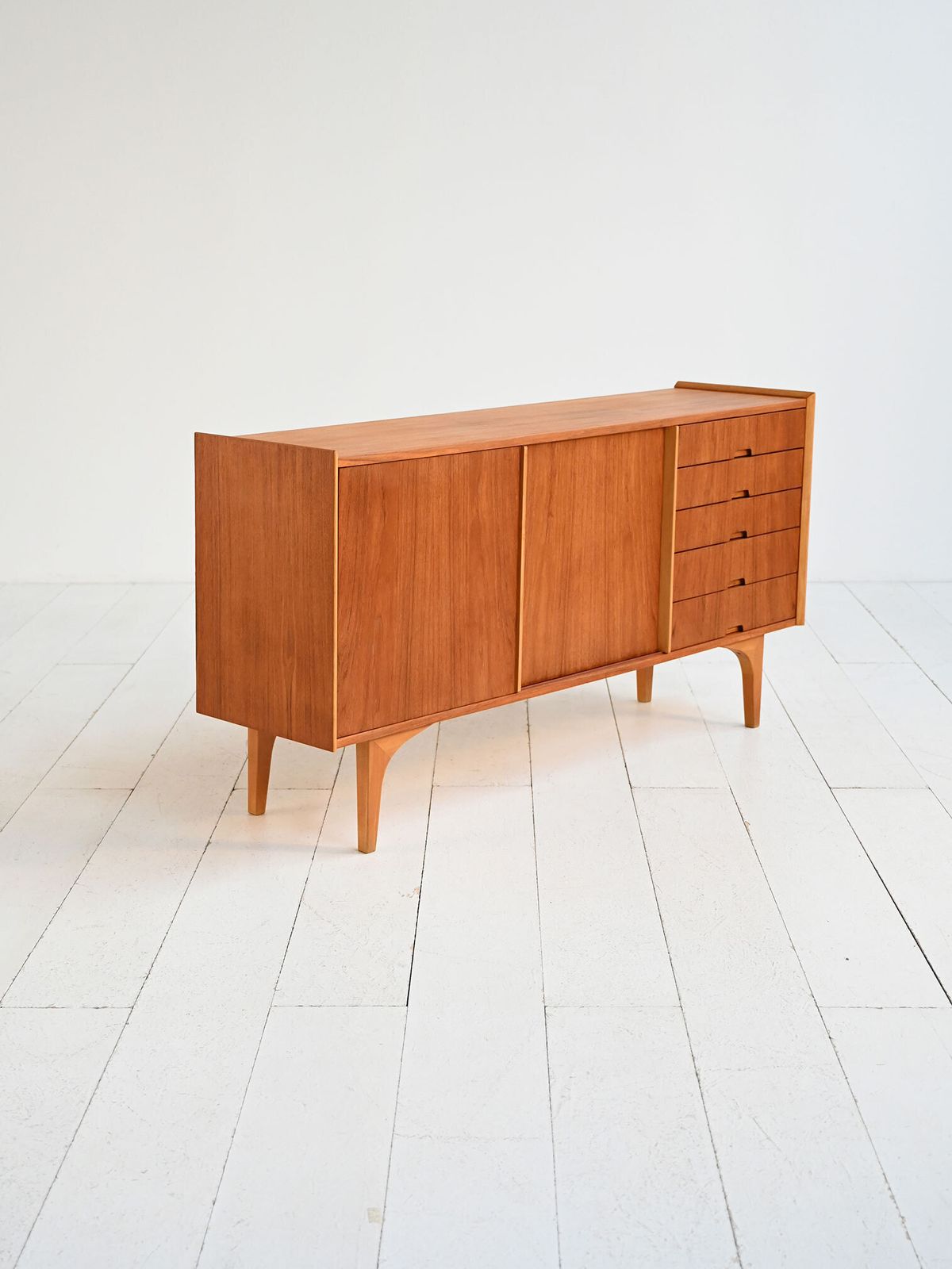 Scandinavisch teakhouten dressoir met grenen, ca. jaren 1960 photo vinterior