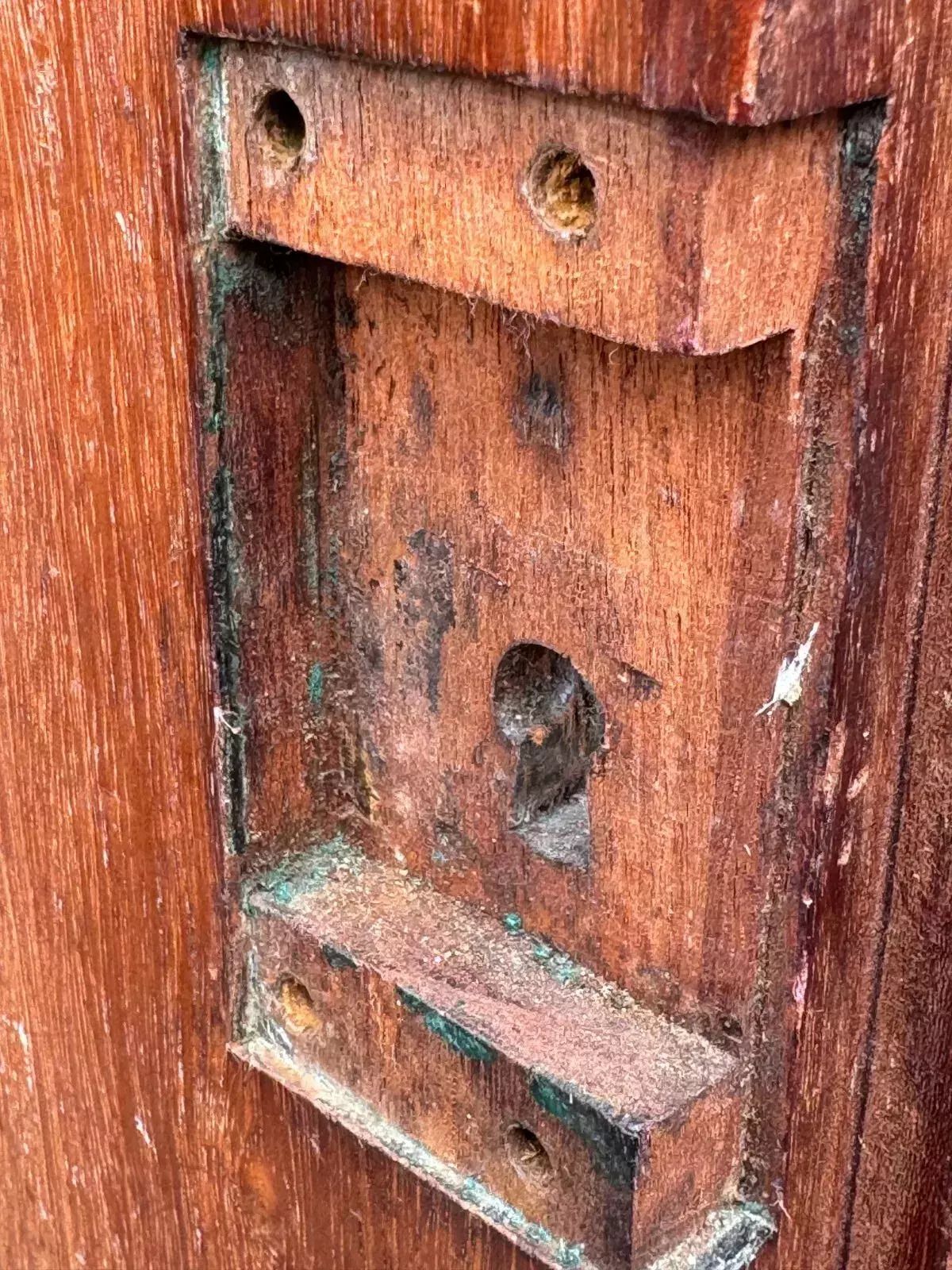 photo vinterior A Large Victorian Mahogany Two Door Wardrobe Of Exceptional Quality