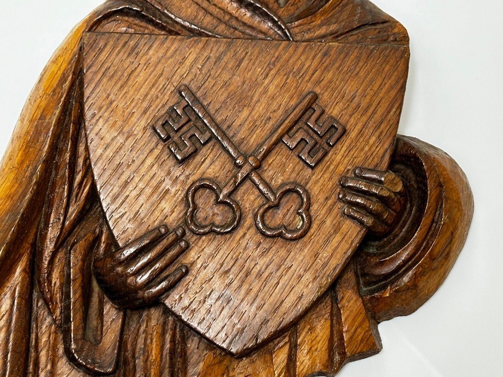 19e-eeuws gesneden religieus heiligenbeeld met schild en gekruiste sleutels van de hemel photo 925.0