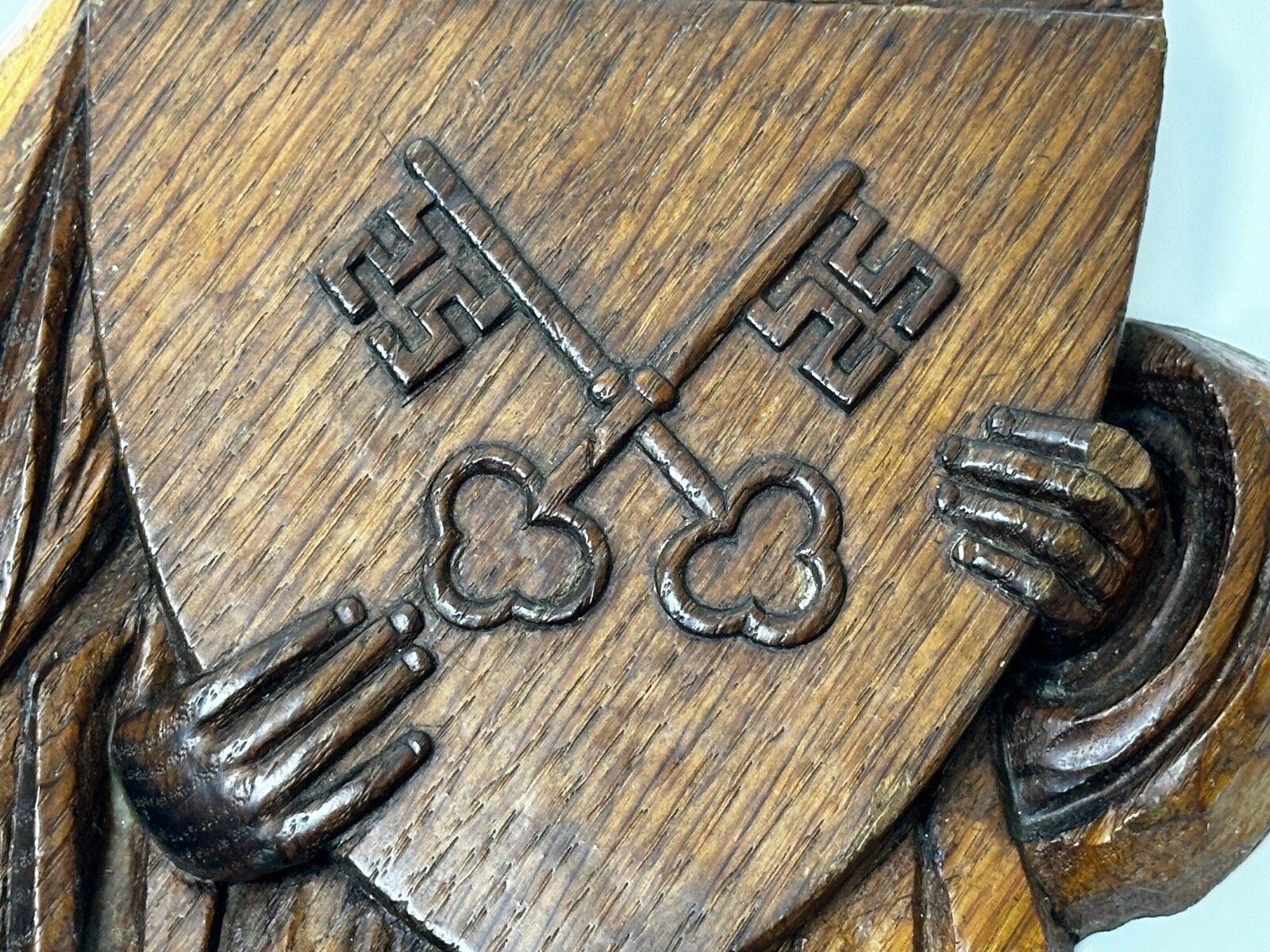 19e-eeuws gesneden religieus heiligenbeeld met schild en gekruiste sleutels van de hemel photo vinterior