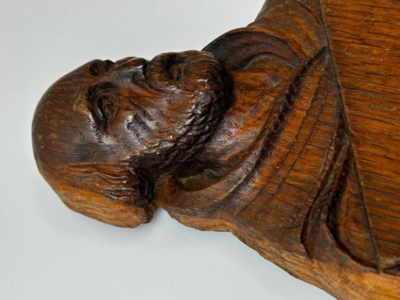 photo vinterior 19e-eeuws gesneden religieus heiligenbeeld met schild en gekruiste sleutels van de hemel