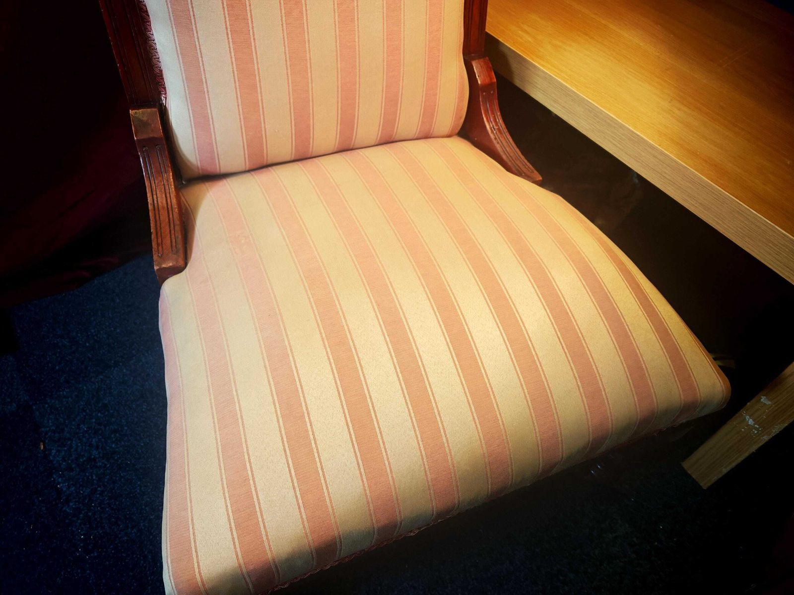 Antieke smalle rugleuning, roze en witte mahonie Victoriaanse voedingsstoel. Jaren 1980/90 waarschijnlijk opnieuw bekleed. 96 cm hoog. Zeer goede staat photo 135.0